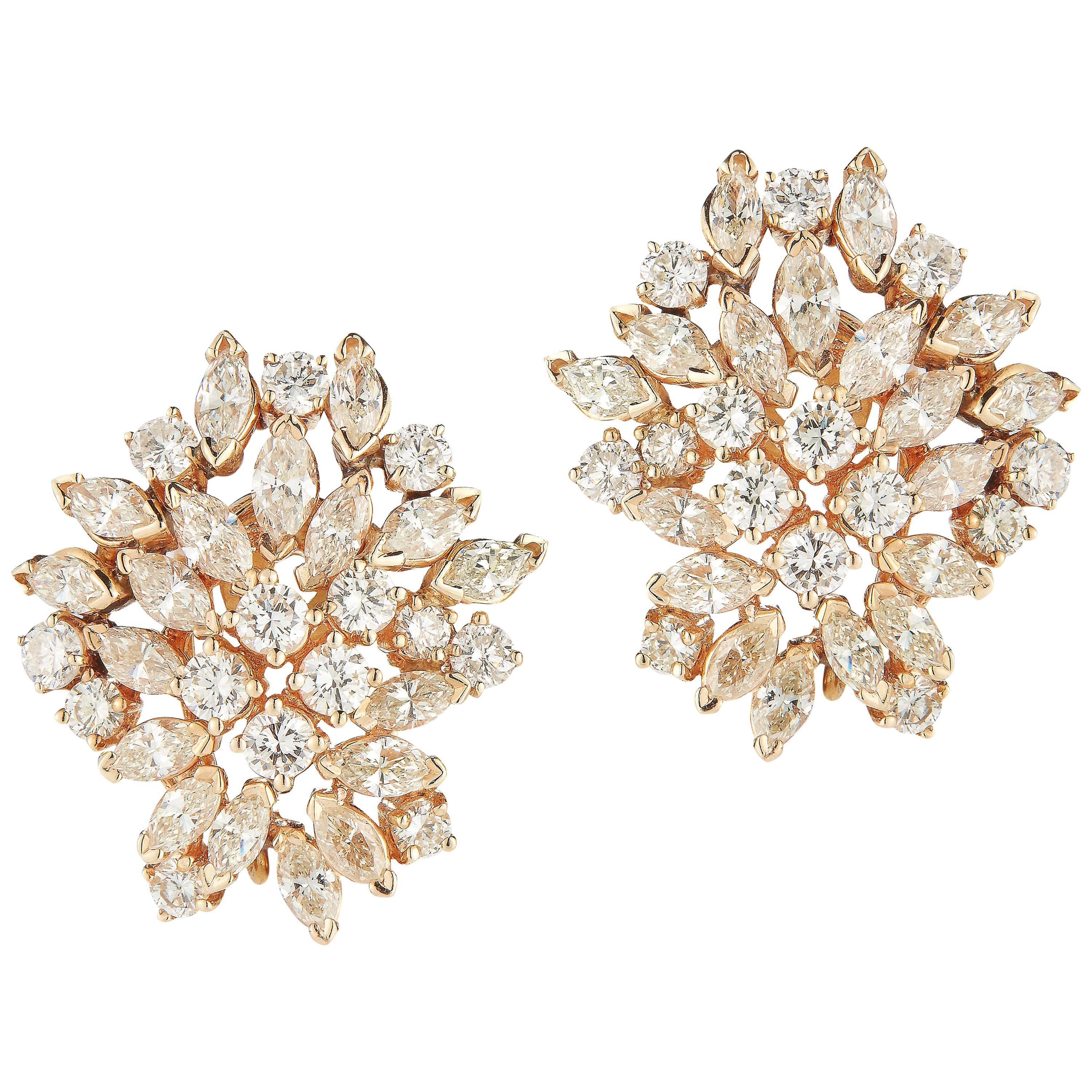 18 Karat Elegant Diamond Earring For Sale