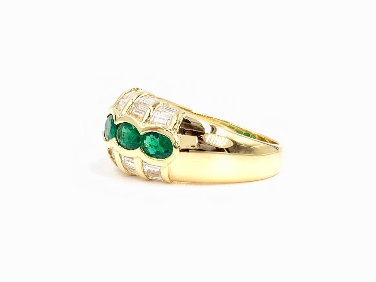 18 Karat Emerald and Baguette Diamond Ring In Excellent Condition For Sale In Pikesville, MD