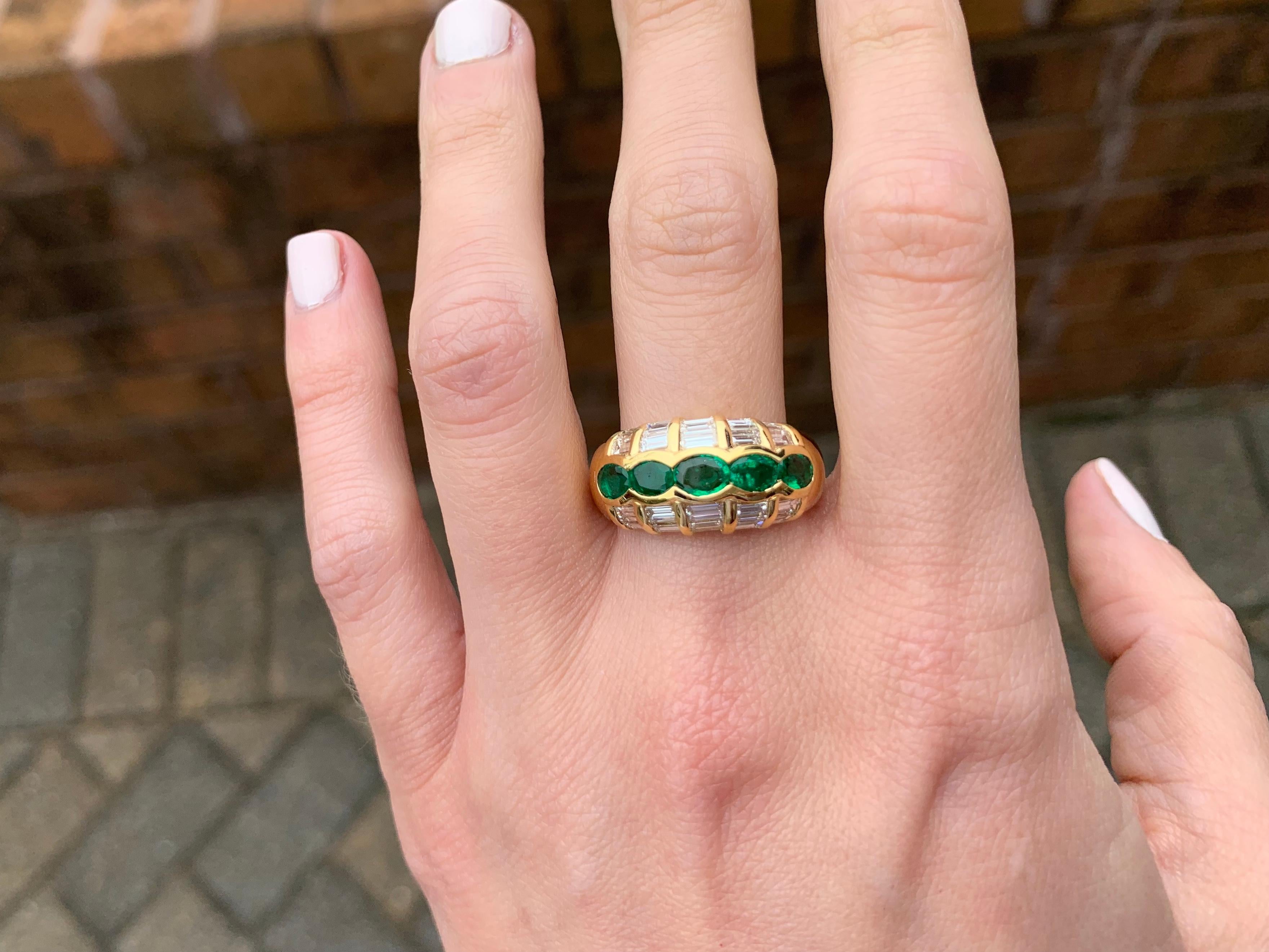 18 Karat Emerald and Baguette Diamond Ring For Sale 2