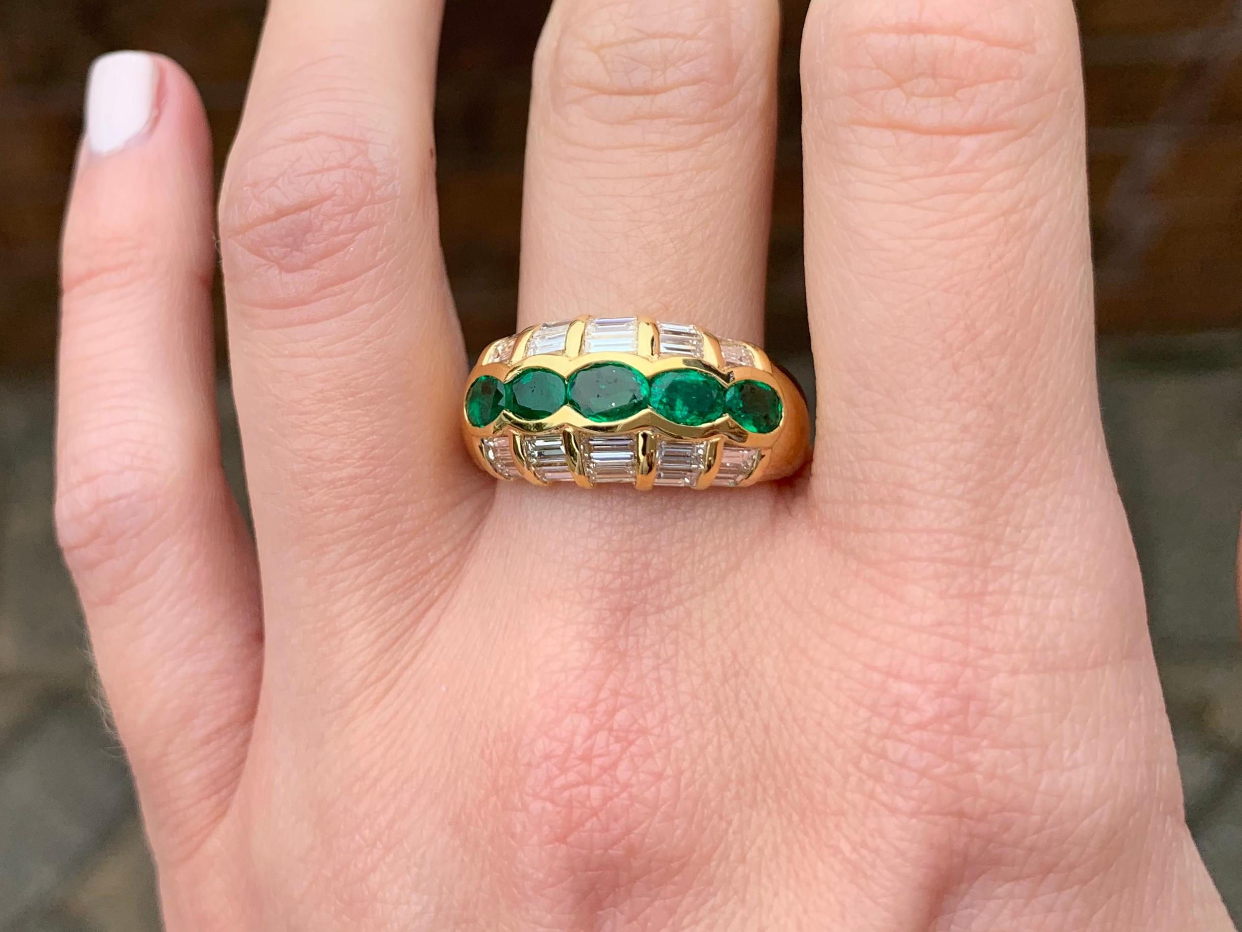 18 Karat Emerald and Baguette Diamond Ring For Sale 3