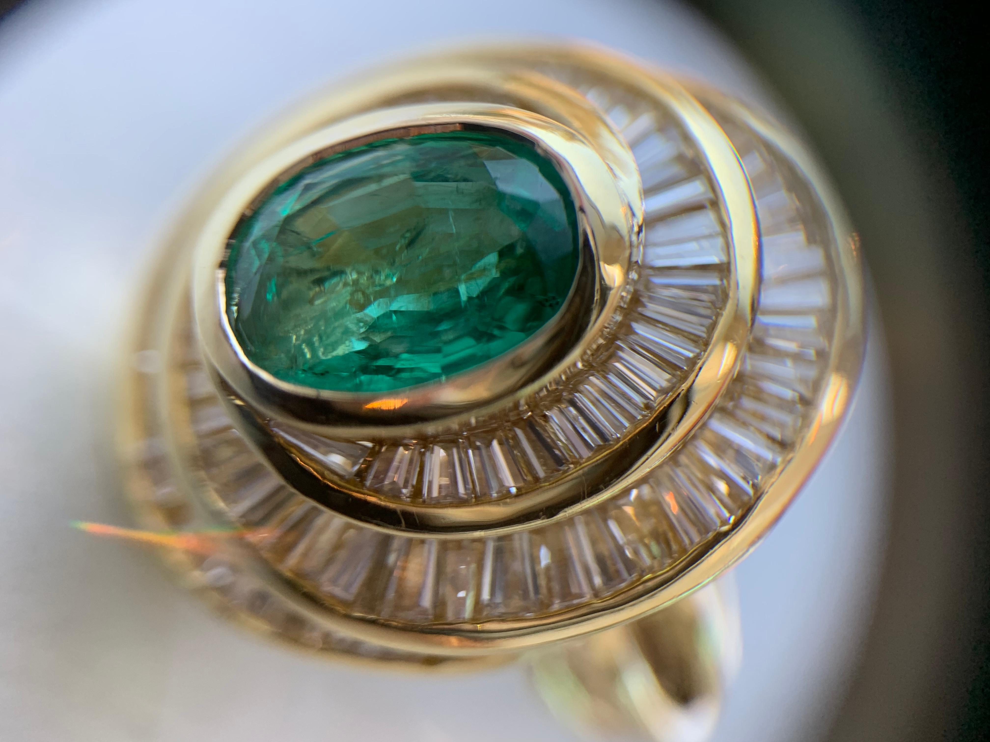 18 Karat Emerald and Diamond Swirl Cocktail Ring For Sale 1