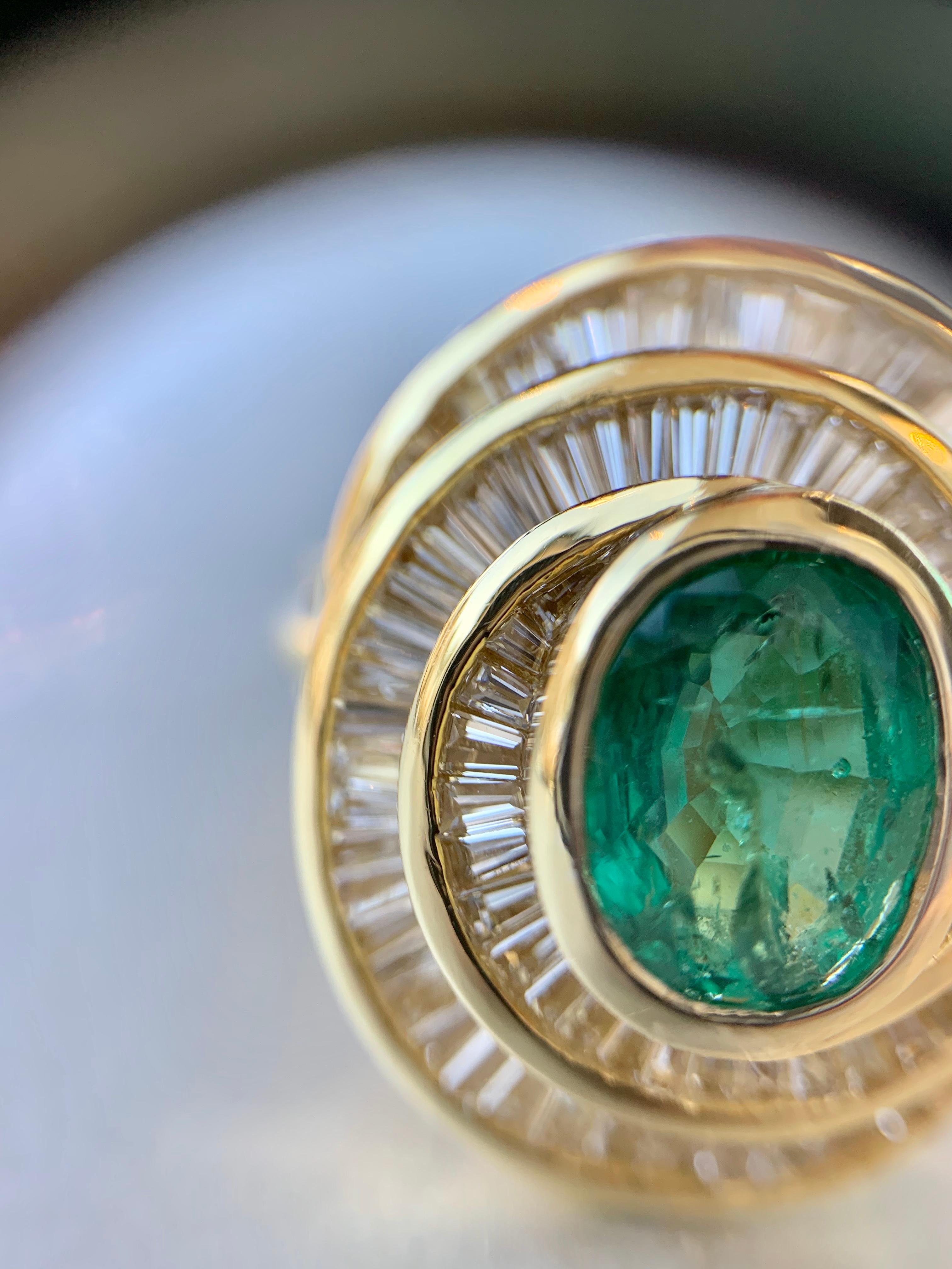 18 Karat Emerald and Diamond Swirl Cocktail Ring For Sale 2