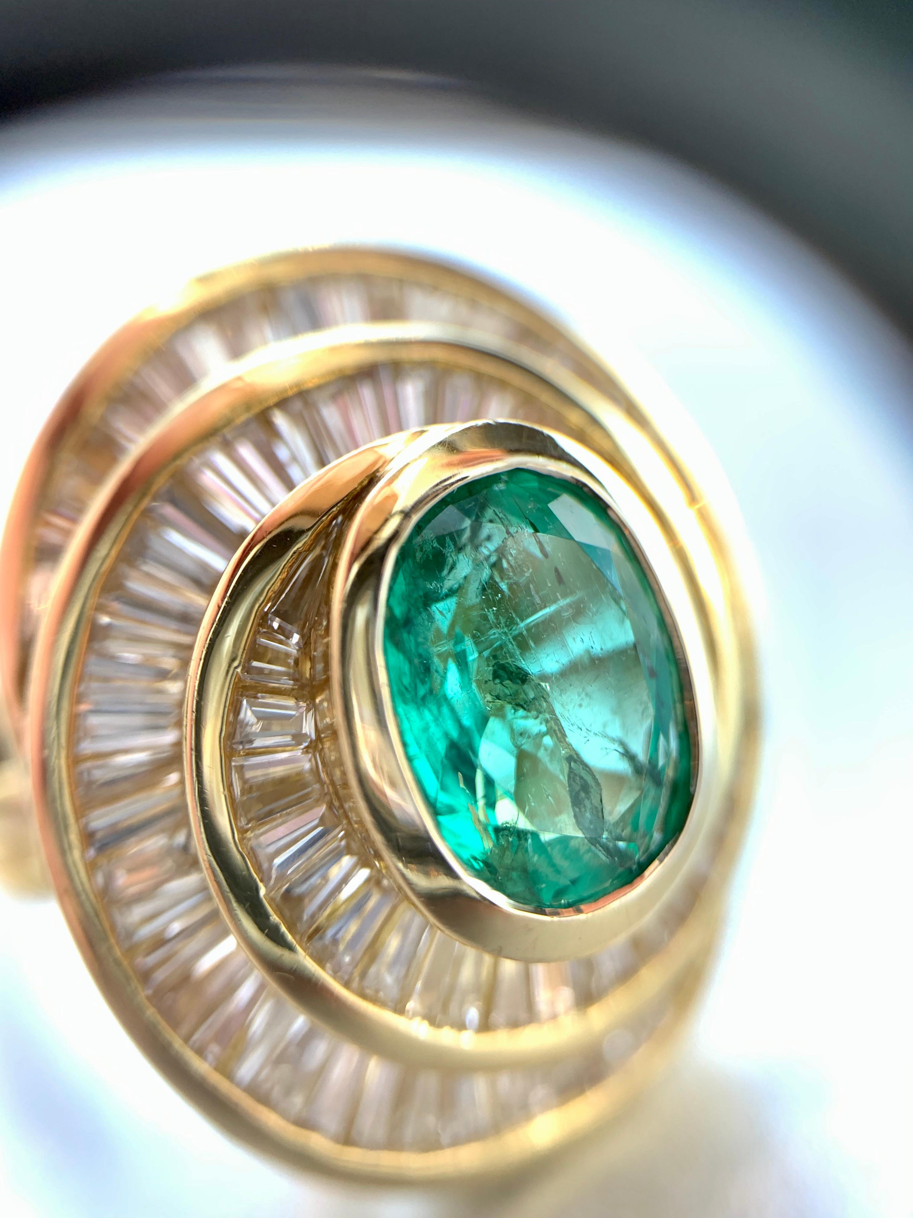 18 Karat Emerald and Diamond Swirl Cocktail Ring For Sale 3