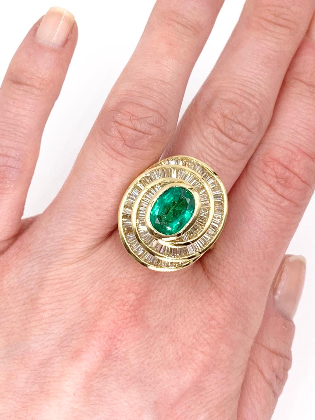 18 Karat Emerald and Diamond Swirl Cocktail Ring For Sale 4