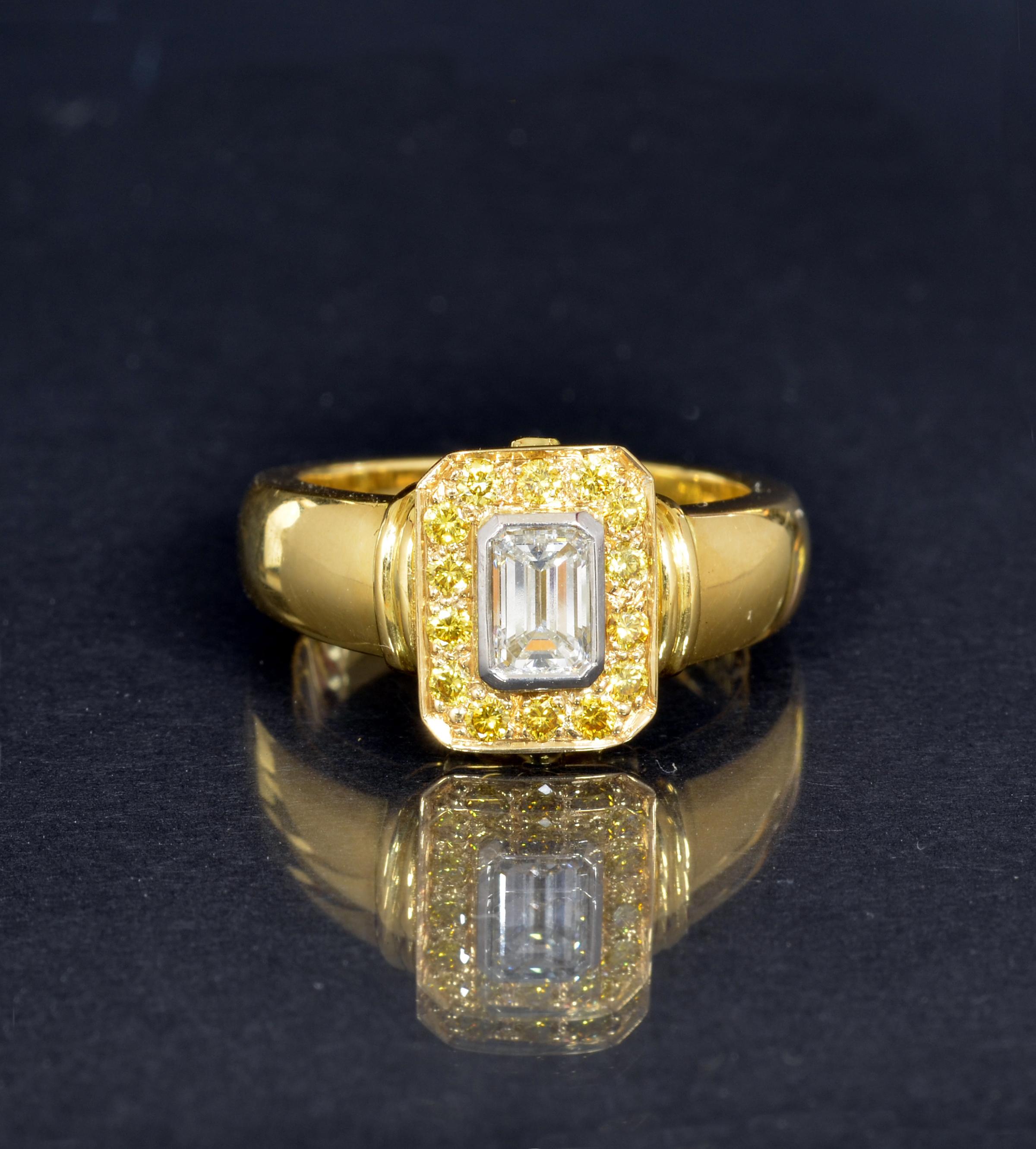 18 Karat Ring mit Smaragdschliff und intensivem gelben Diamanten: Maßgefertigter Ring mit einem Diamanten im Smaragdschliff (0,46 ct) und 14 eingefassten intensiven natürlichen Diamanten. Außerdem sind in der Galerie zwei 