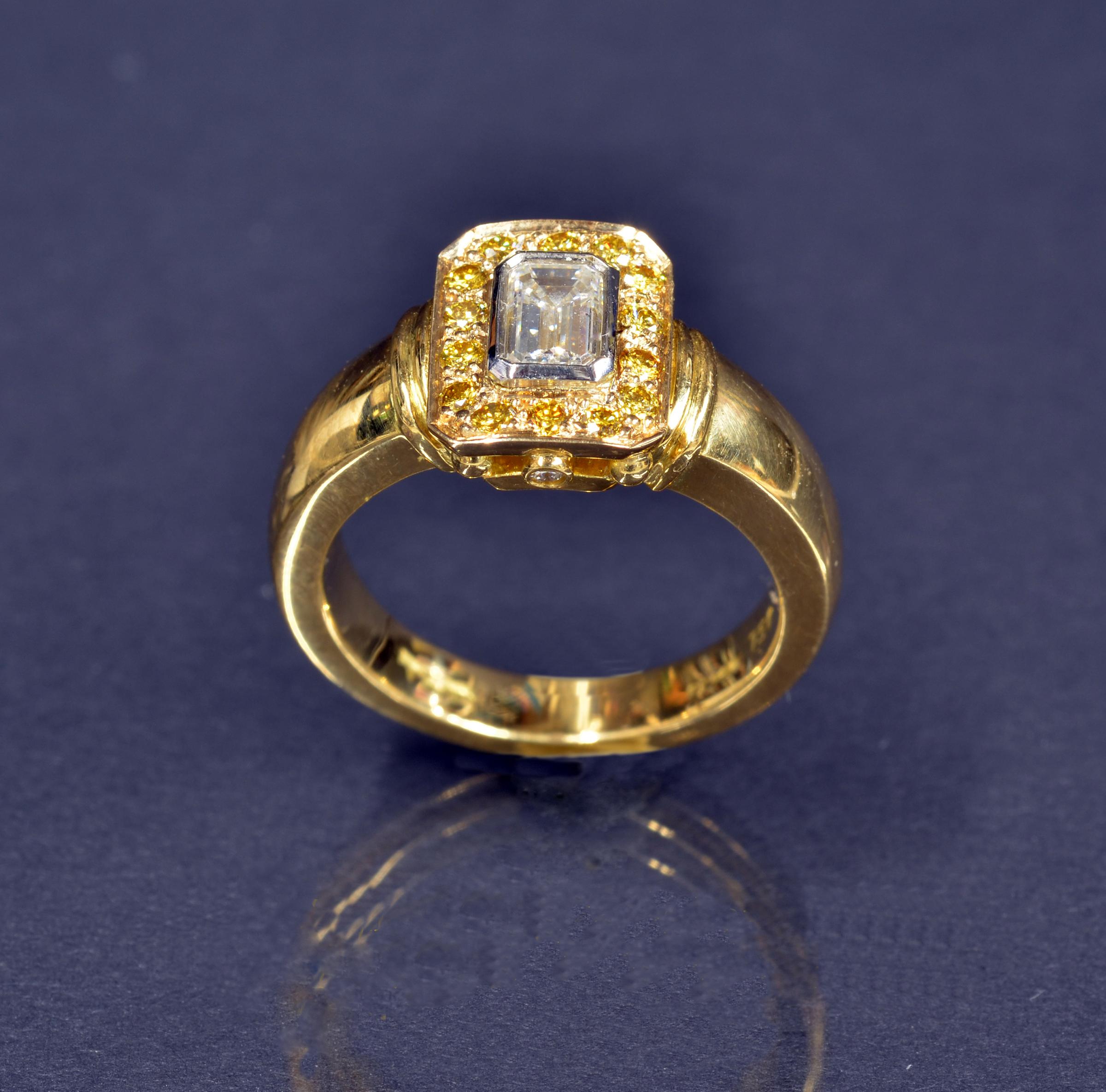 18 Karat Smaragdschliff und intensiv gelber Diamantring im Zustand „Neu“ im Angebot in Warren, ME