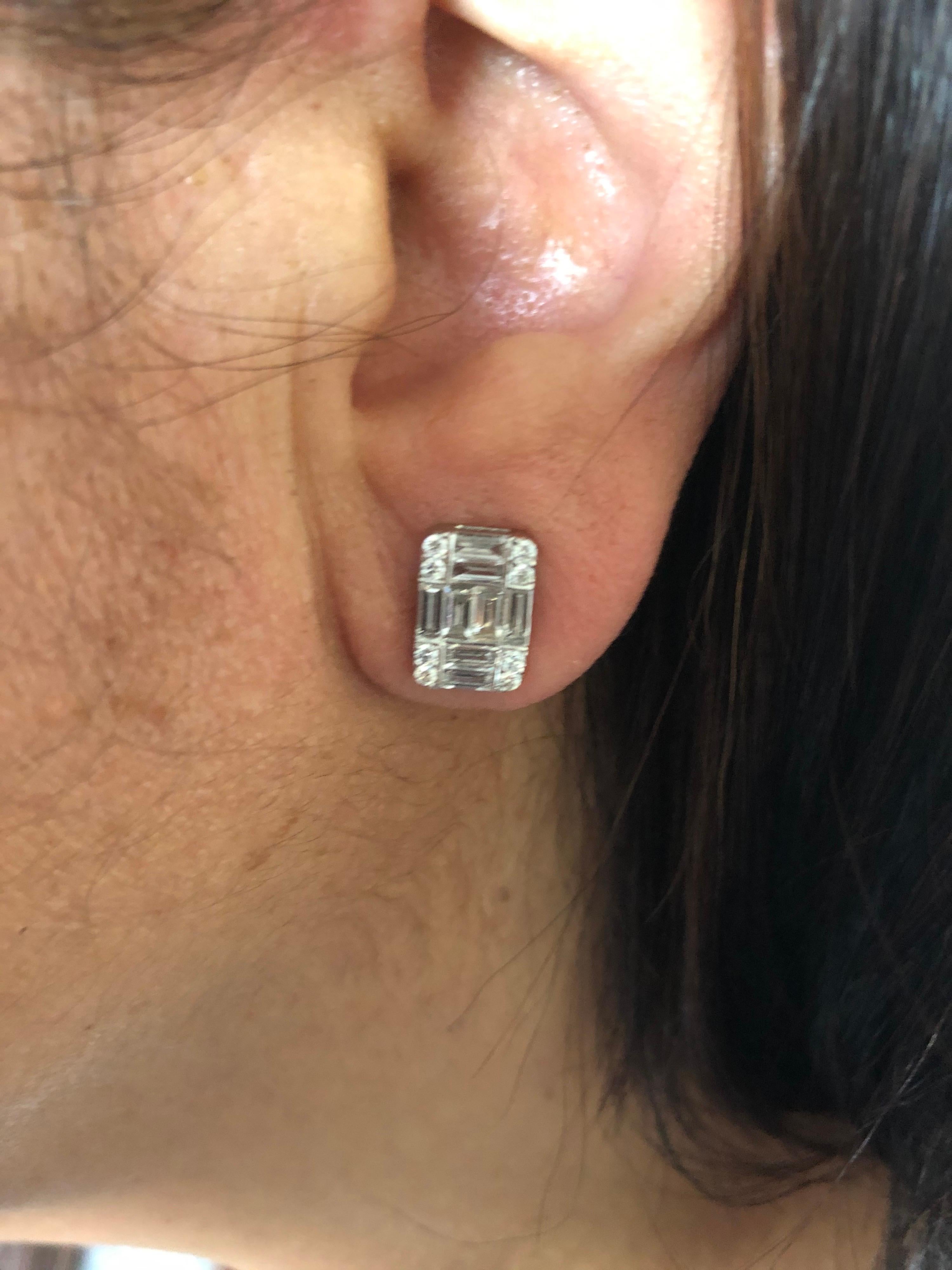 Moderne Boucles d'oreilles rectangulaires en or 18 carats et émeraudes de 3,50 carats en vente