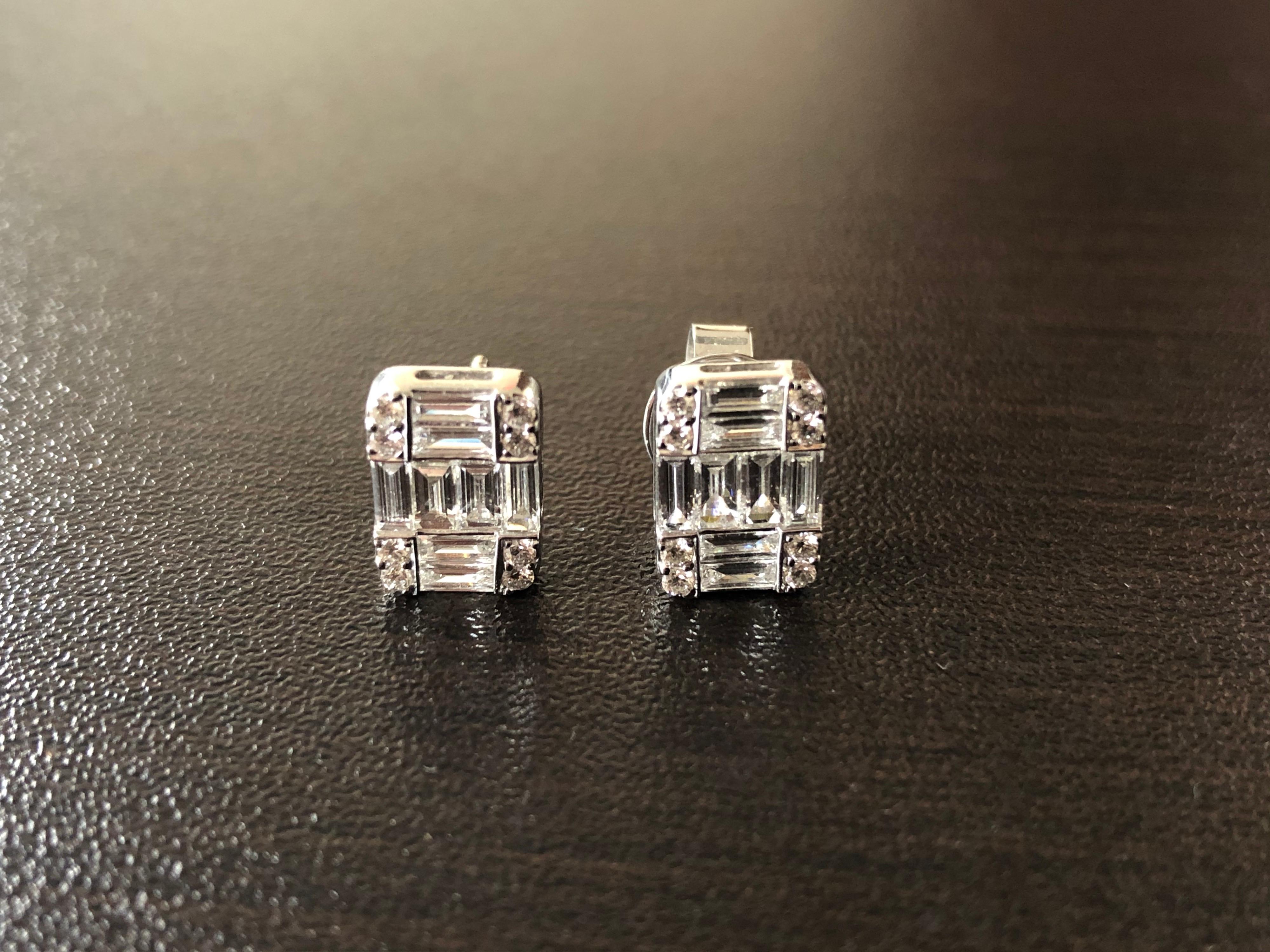 Boucles d'oreilles rectangulaires en or 18 carats et émeraudes de 3,50 carats Pour femmes en vente