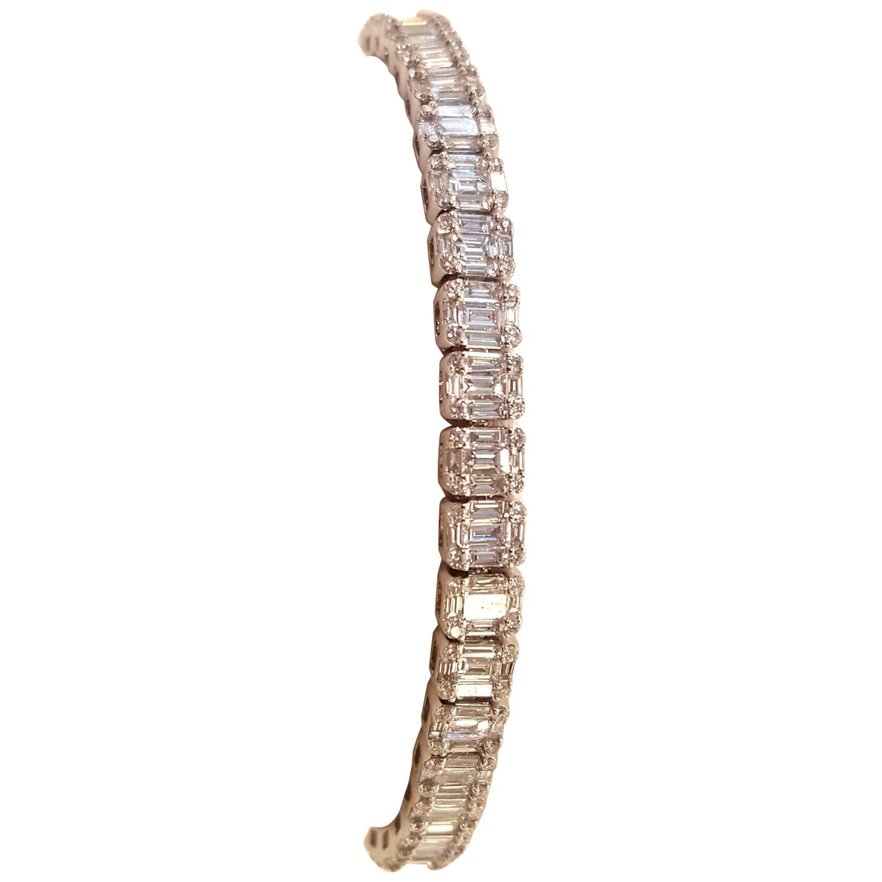 18 Karat Emerald Cut Shape Stunning  Diamond Bracelet For Sale