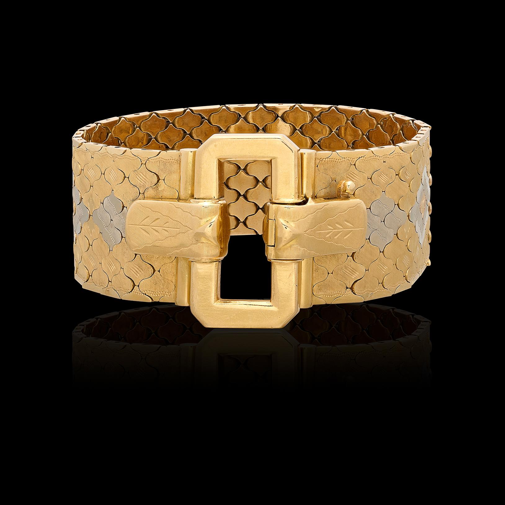 Ein Art-Déco-Armband, das heute noch genauso modisch ist wie zu seiner Entstehungszeit. Dieser 18-Karat-Schmuckstück ist 7 Zoll lang und 1 Zoll breit und verfügt über einen eleganten Schnallenverschluss. Das Armband im Vintage-Stil wiegt stolze 80