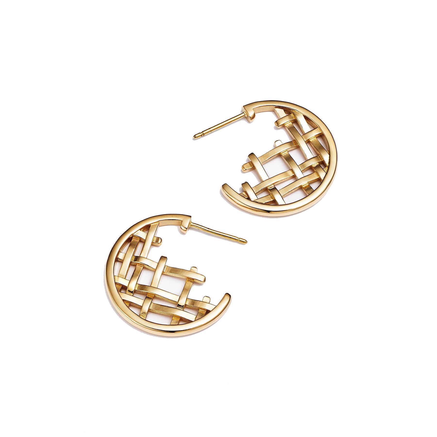 The Yuna earrings are a harmonious blend of traditional Korean elegance and modern sophistication. Inspired by the intricate design of the Changdo, a traditional Korean window lattice found in Hanok houses, these earrings encapsulate the grace and