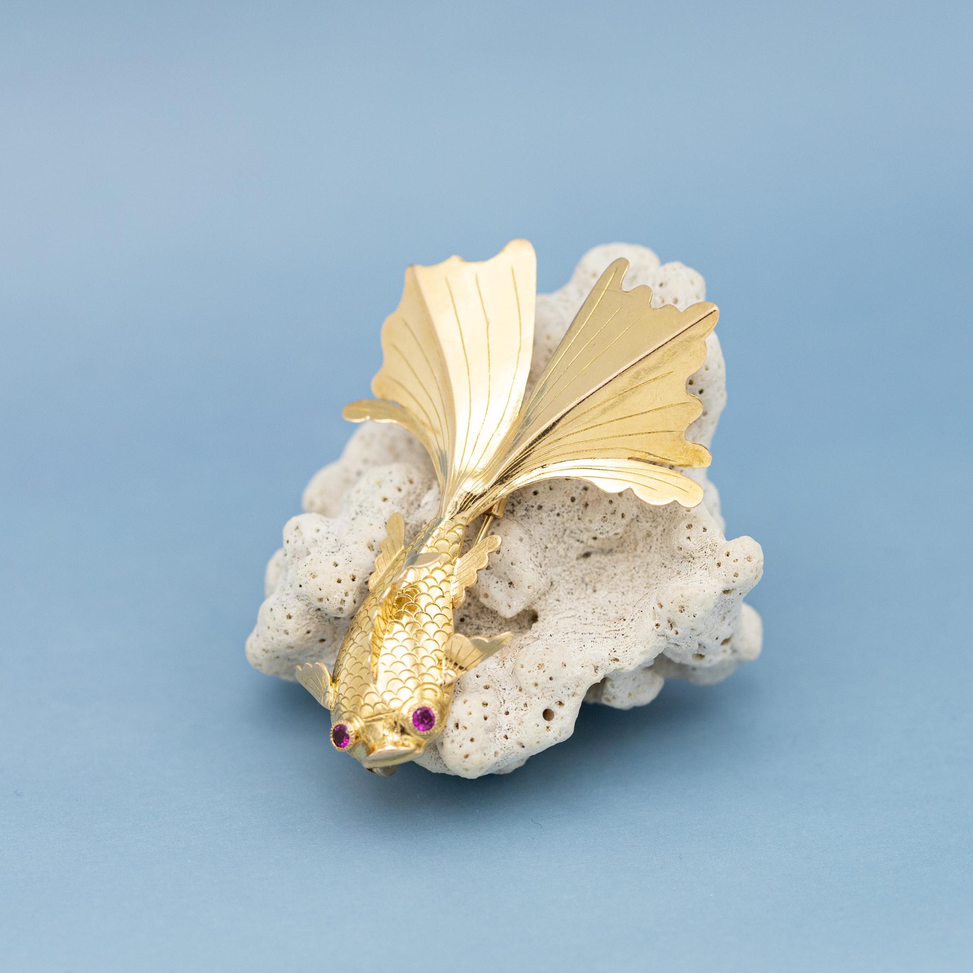 Modern 18 karat Fish Brooch - solid yellow gold animal - Elegant swimming fish pin