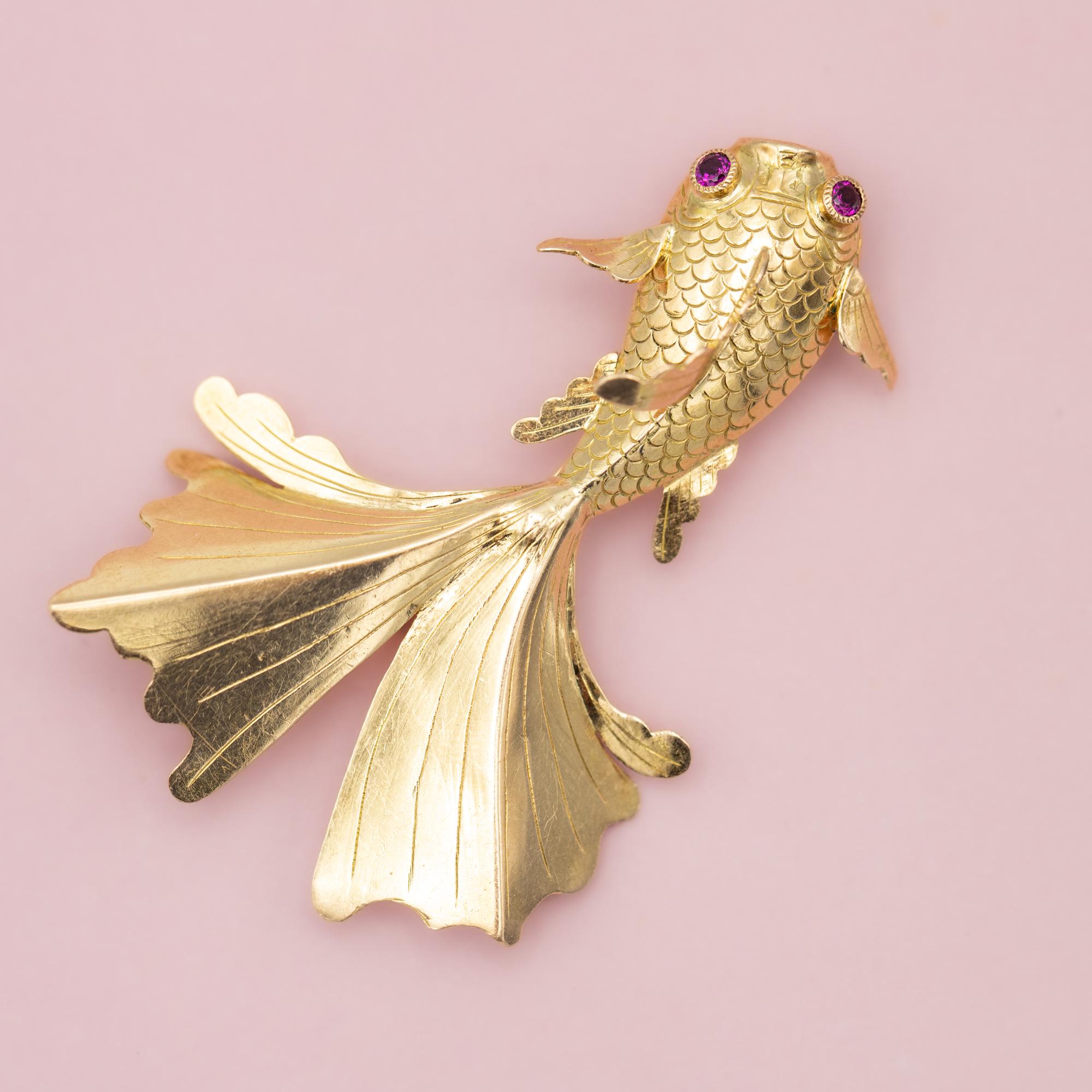 18 karat Fish Brooch - solid yellow gold animal - Elegant swimming fish pin In Good Condition In Antwerp, BE