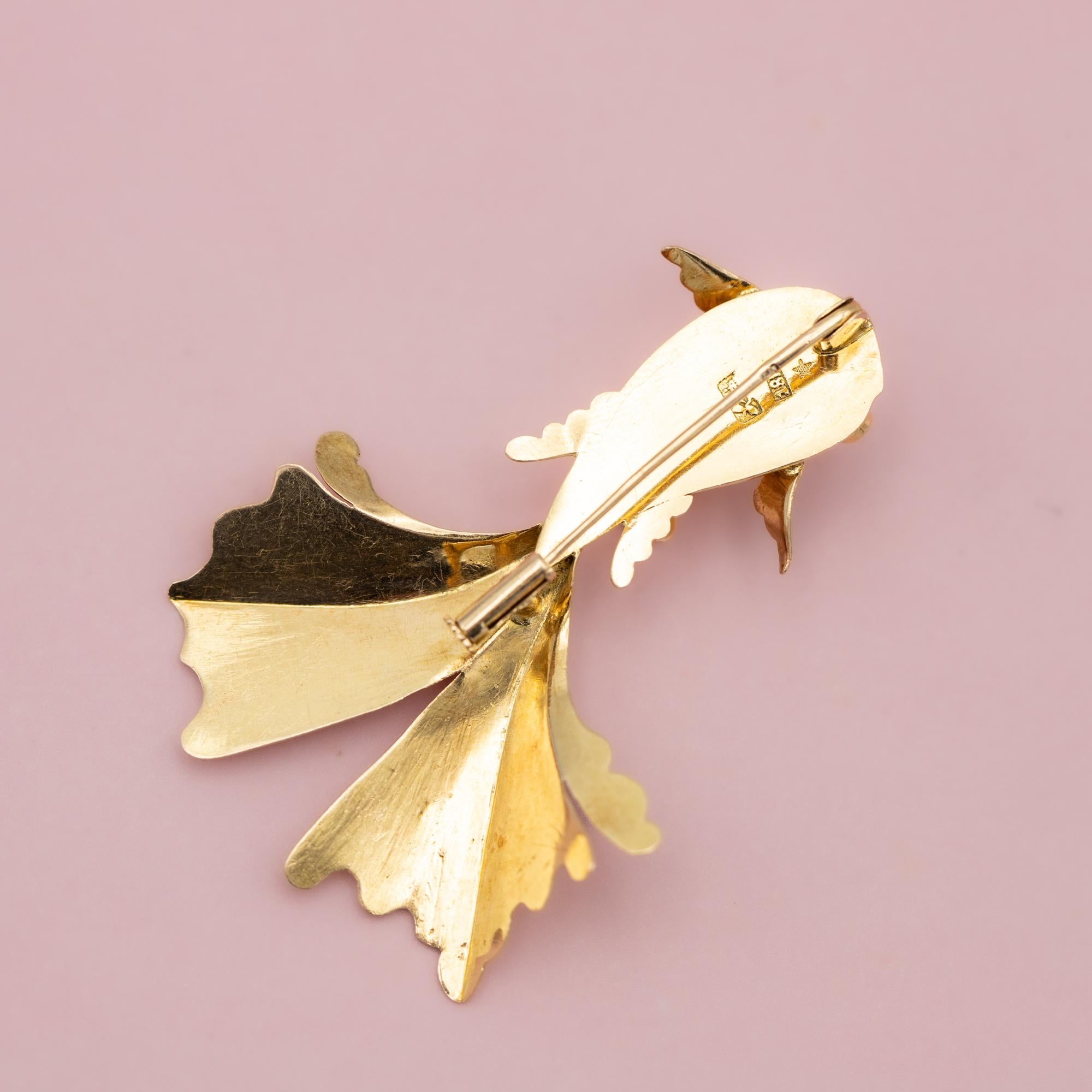 Women's or Men's 18 karat Fish Brooch - solid yellow gold animal - Elegant swimming fish pin