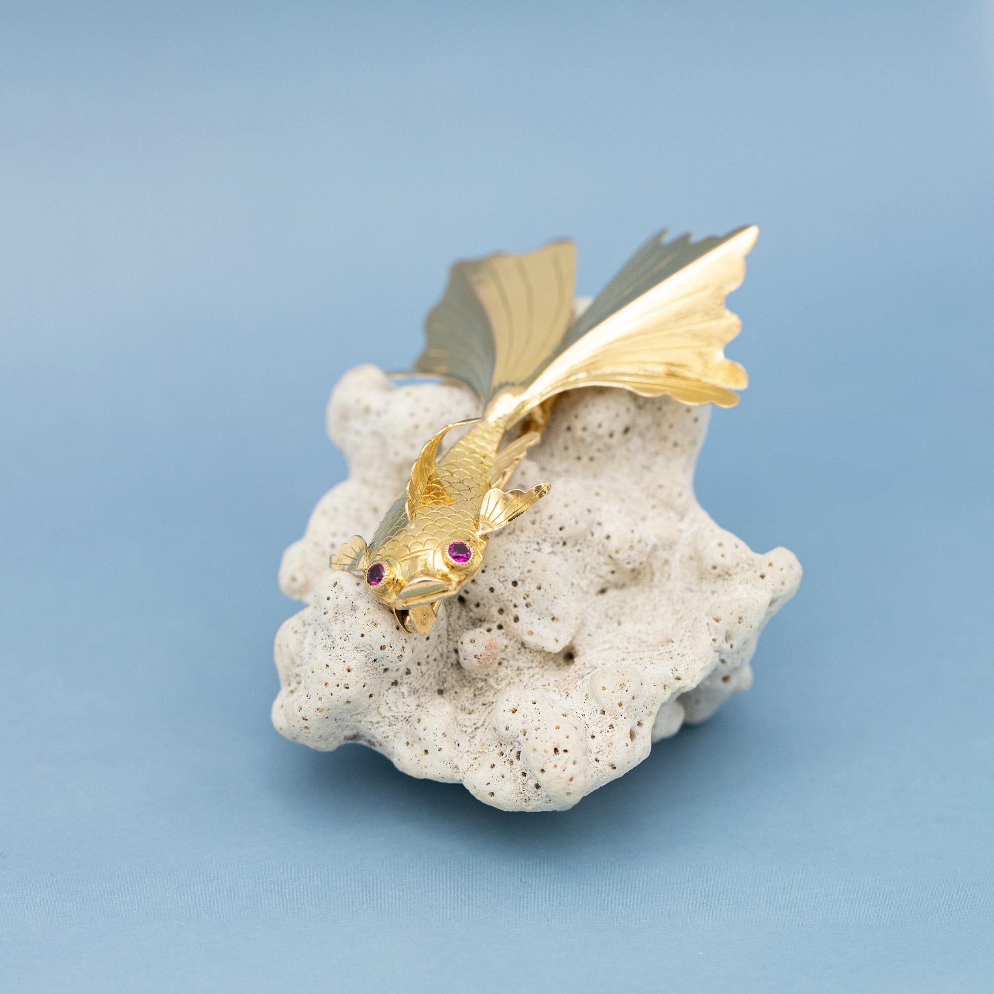 18 karat Fish Brooch - solid yellow gold animal - Elegant swimming fish pin 1