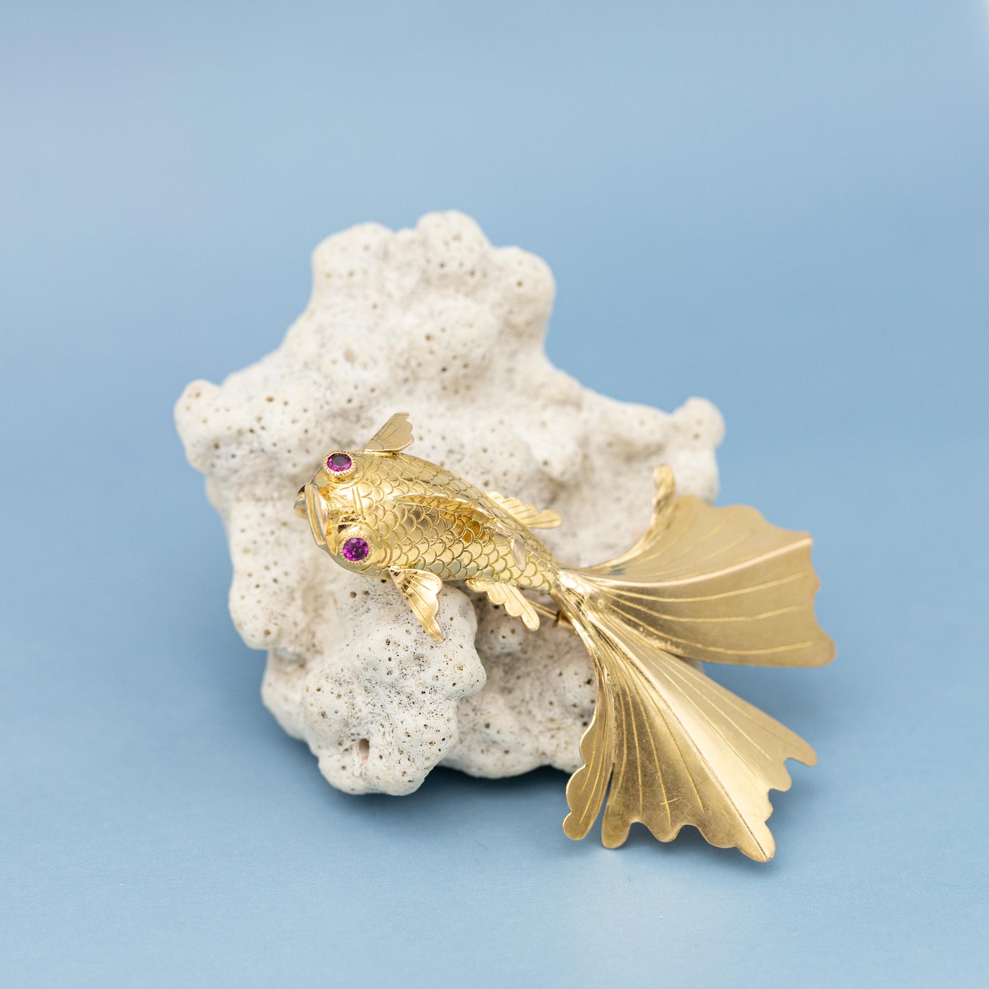 18 karat Fish Brooch - solid yellow gold animal - Elegant swimming fish pin 2
