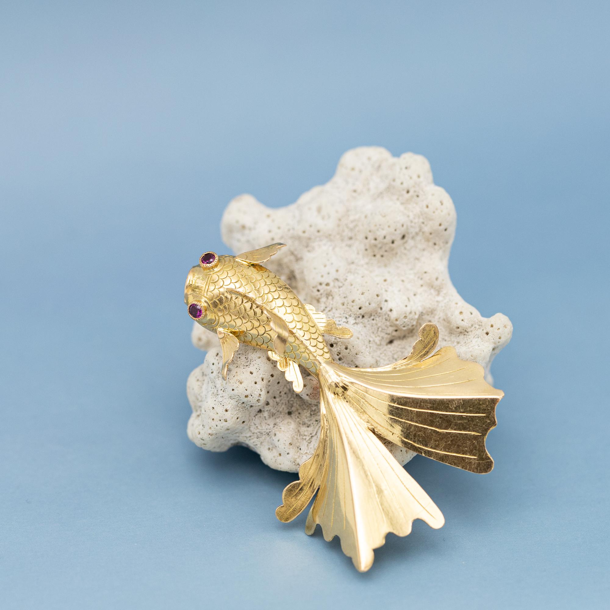 18 karat Fish Brooch - solid yellow gold animal - Elegant swimming fish pin 3