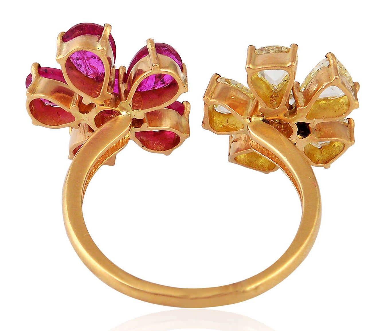 Dieser florale Rubinring wurde aus 18-karätigem Gold gefertigt.  Er ist von Hand mit 2,42 Karat Rubinen und 1,22 Karat Diamanten besetzt. 

Der Ring hat die Größe 6,5 und kann auf Anfrage größer oder kleiner gemacht werden. 
FOLGEN  MEGHNA JEWELS