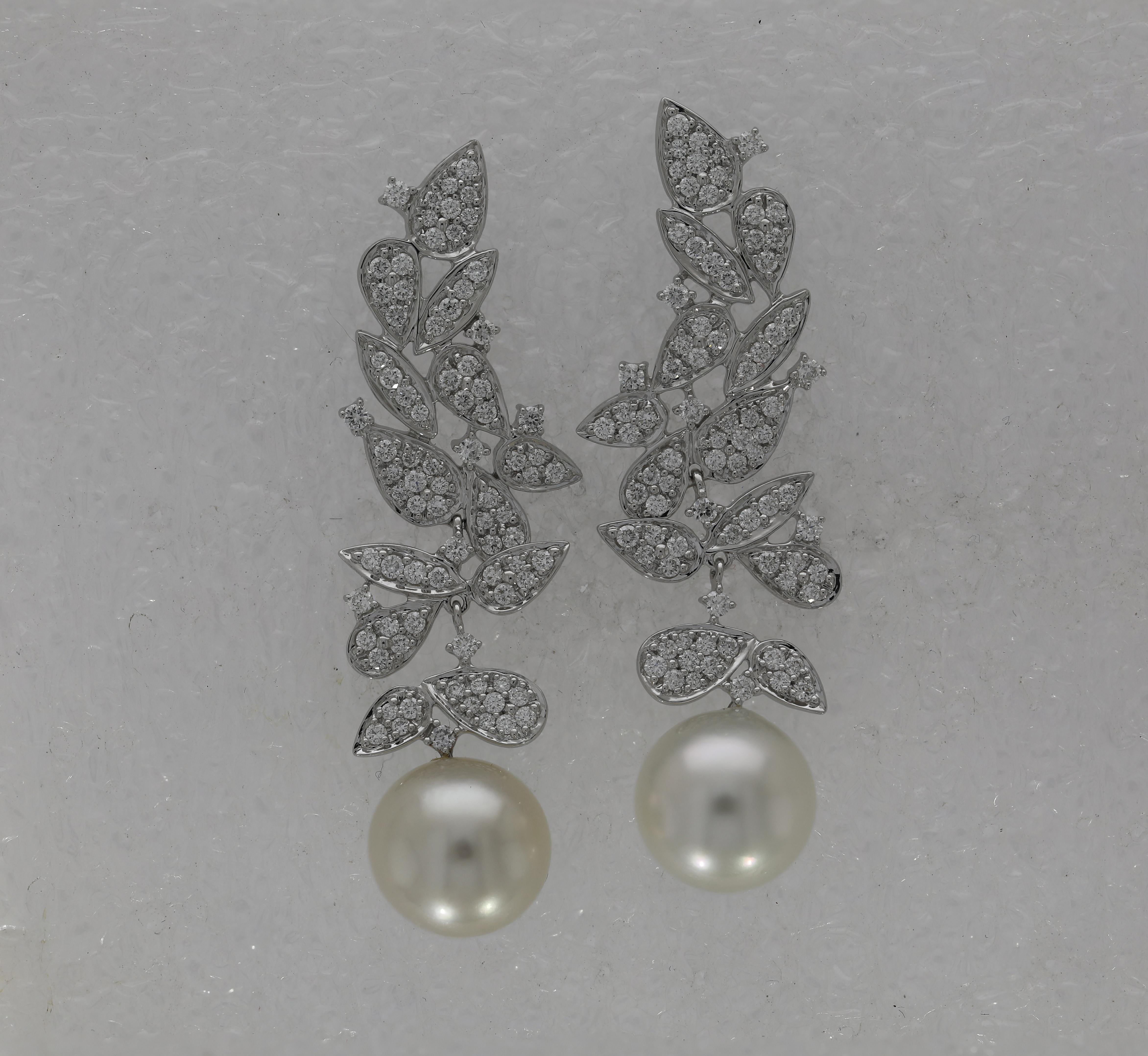 Brilliant Cut 18 Karat Gala White Gold Earring with Vs-Gh Diamonds and White Pearl For Sale