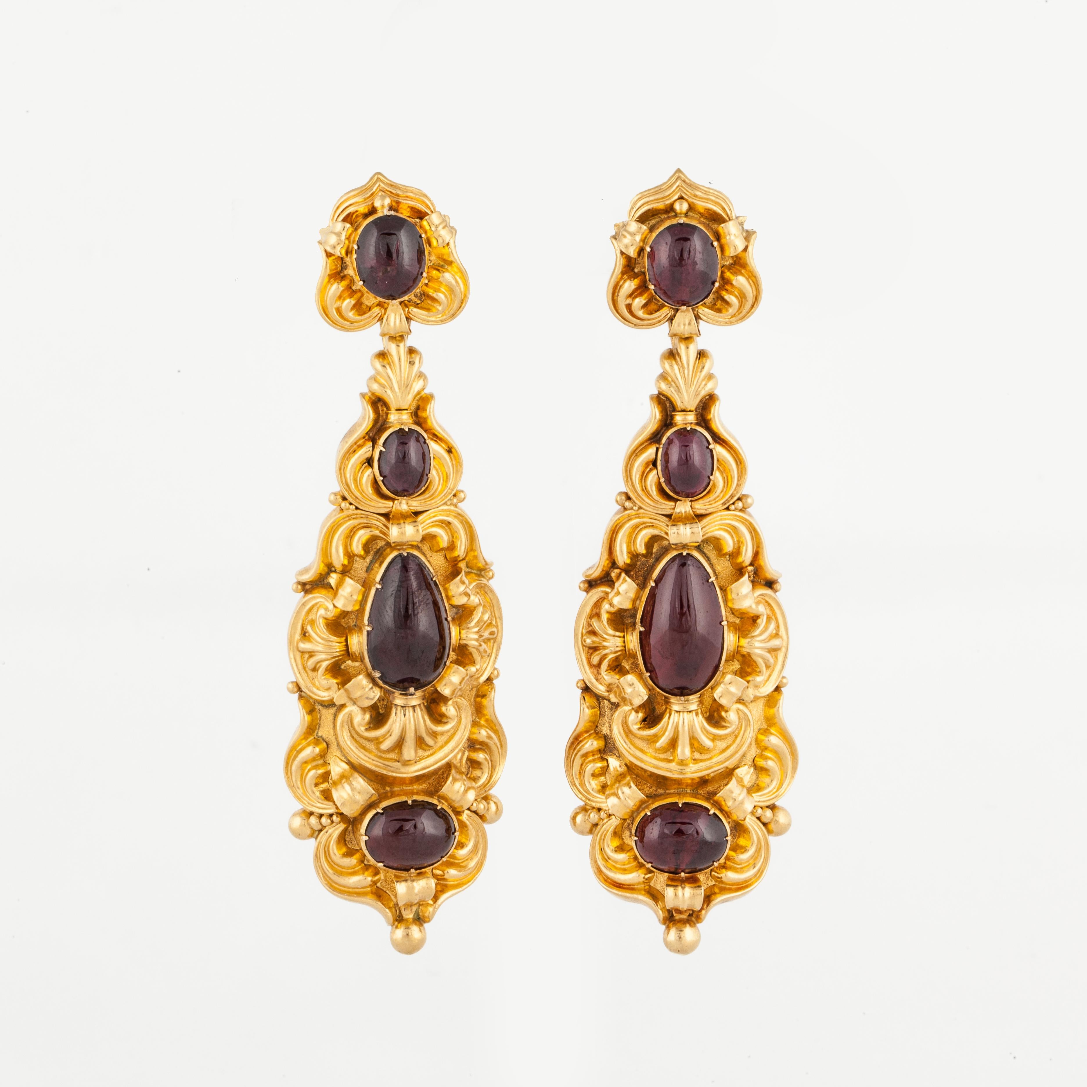 Georgian Garnet Earrings in 18K Gold In Good Condition For Sale In Houston, TX