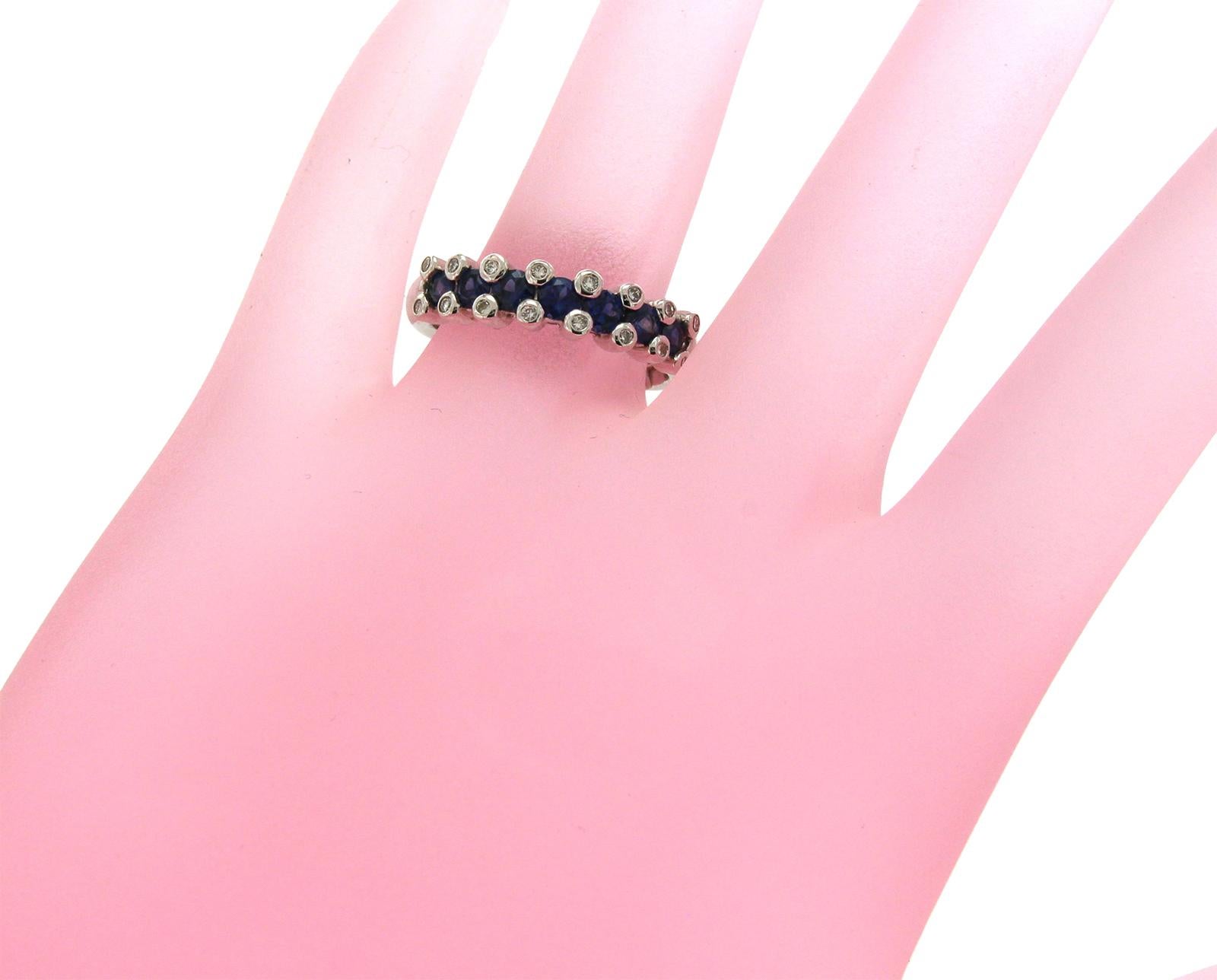 18 Karat Gold 0.16 Carat Diamonds and 0.86 Carat Blue Sapphire Wedding Band Ring For Sale 1