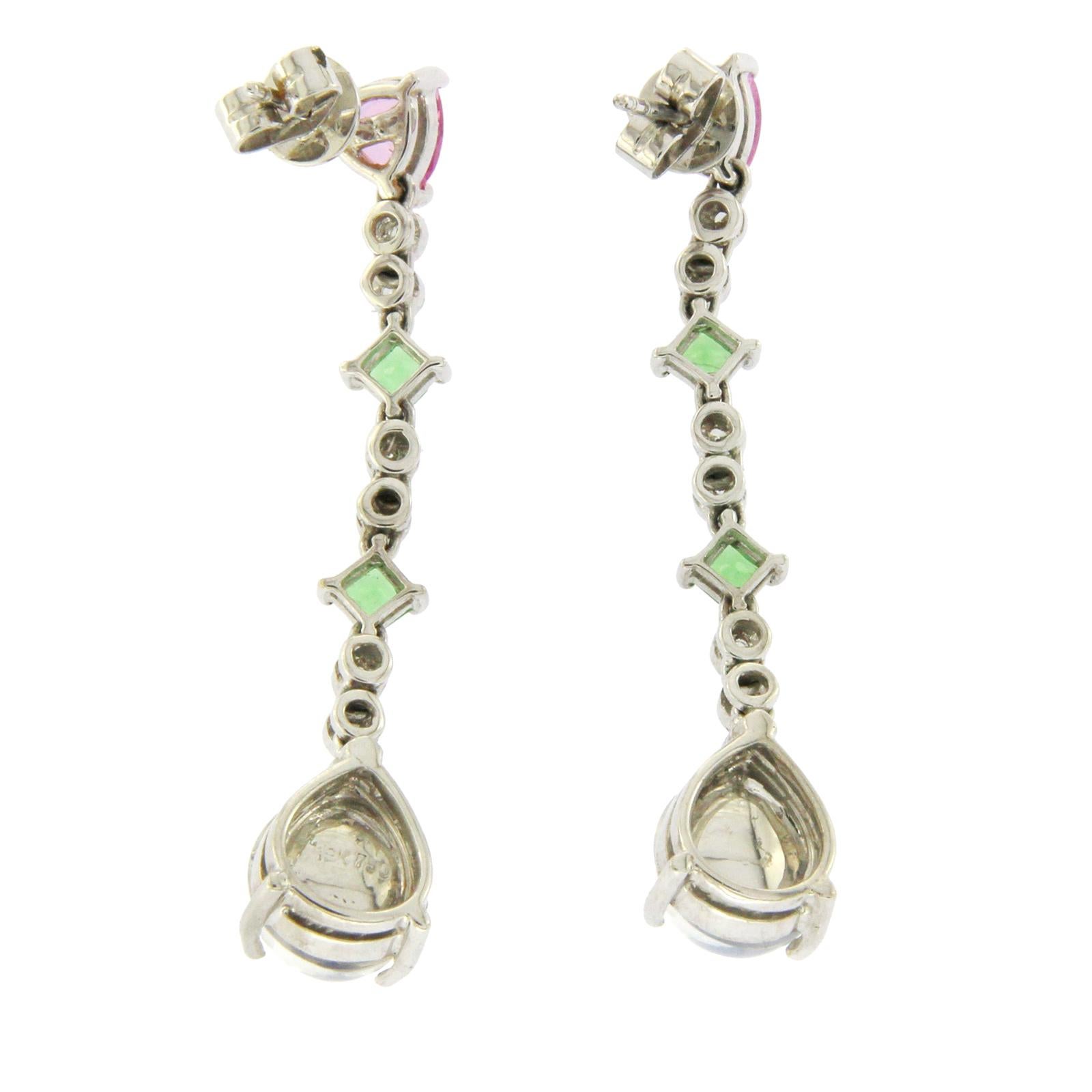 Tipo de pendientes Pendientes
Altura:42 mm
Anchura:8 mm
Metal: Oro blanco
Pureza del metal: 18 quilates
Sellos: 18K
Peso total: 6.7 gramos
Tipo de Piedra: 0,24 quilates de diamantes VS2 G-F 6,05 quilates de piedras naturales múltiples
Estado: