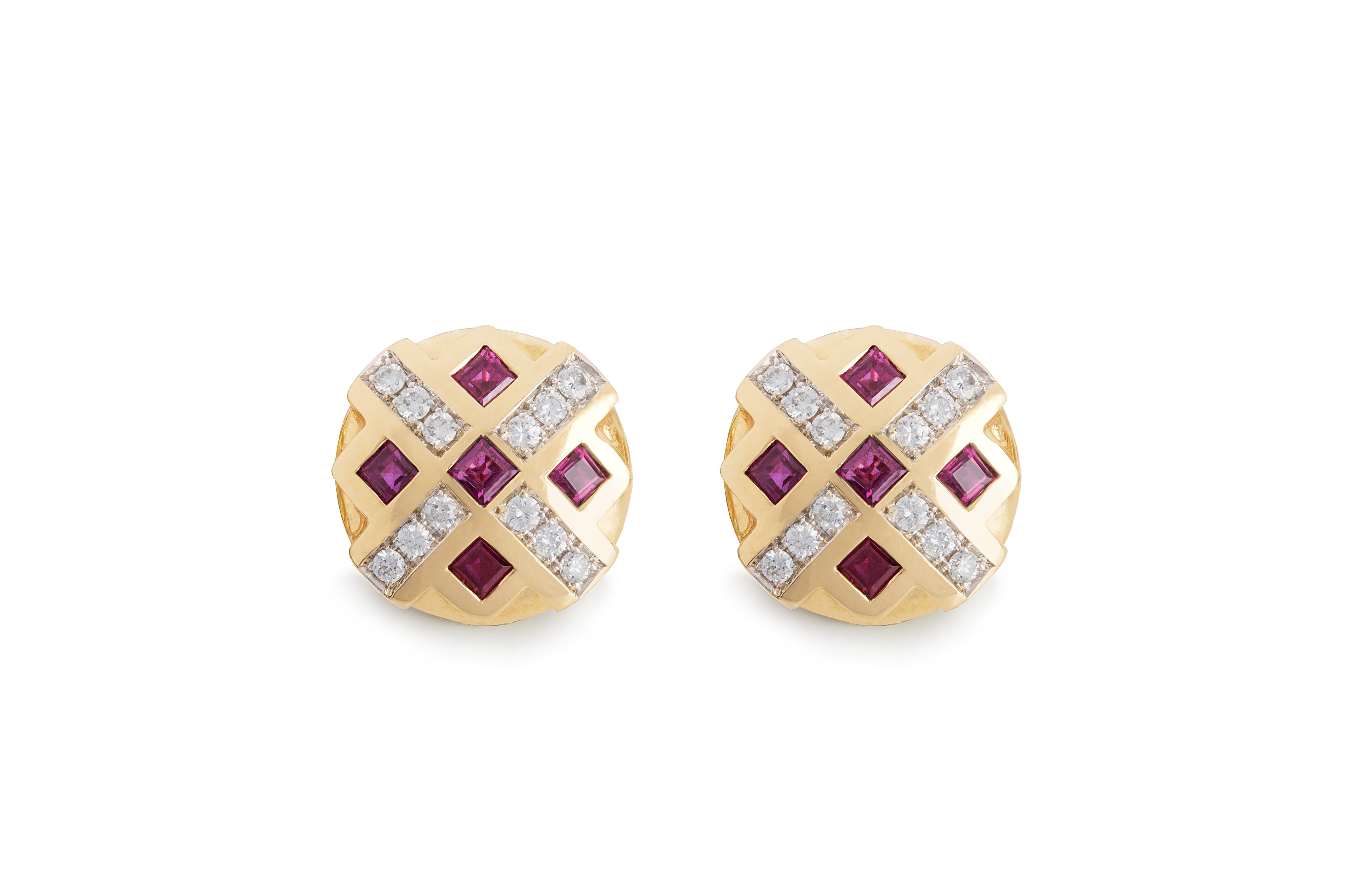 Plongez dans l'univers stratégique des échecs avec les boucles d'oreilles à clip en or jaune 18 carats de Rossella Ugolini, ornées de 0,24 carat de diamants blancs (couleur G, VS1) et d'une option pour un rubis 1 carat, destinées à ceux qui n'ont
