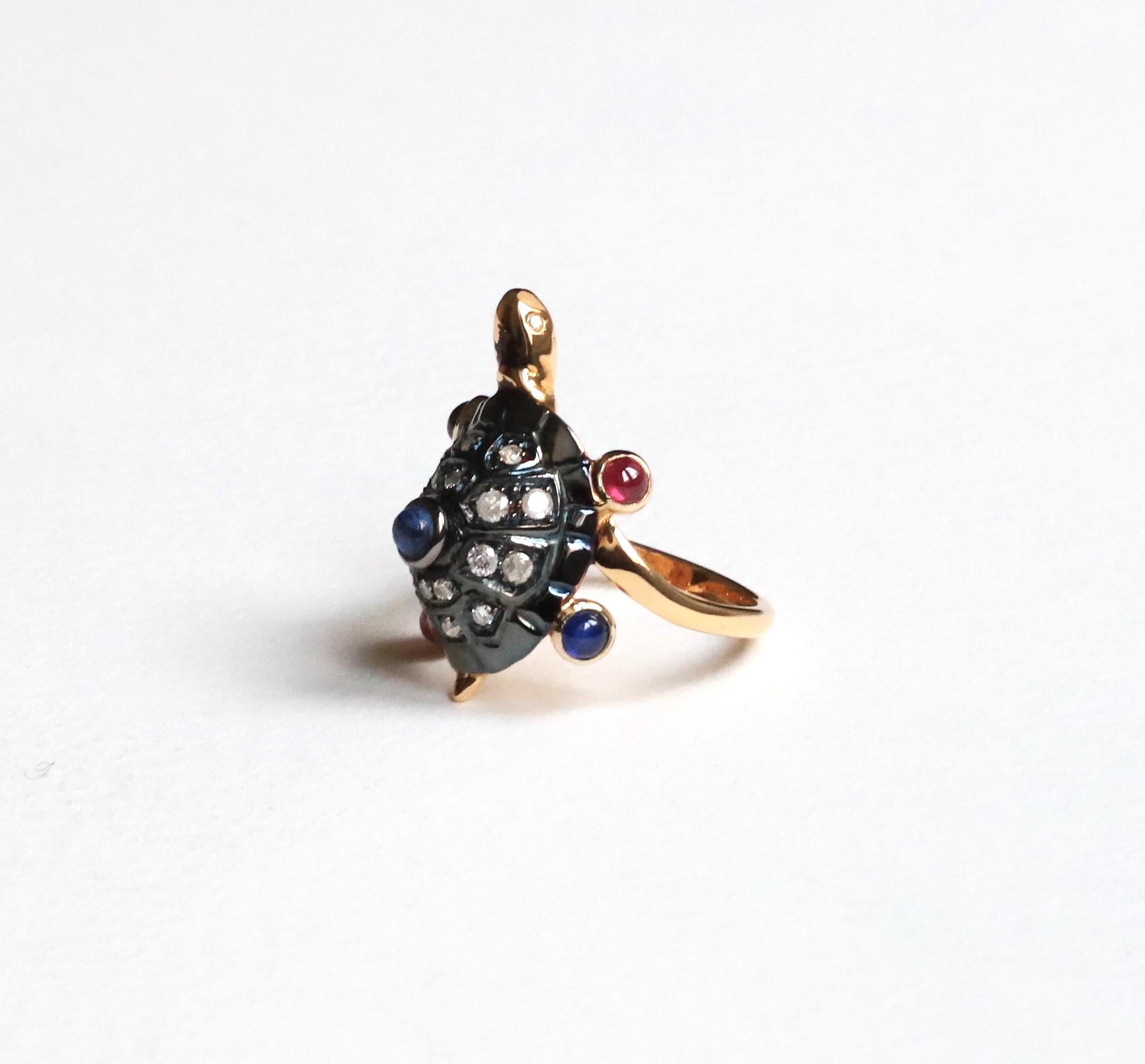 18 Karat Gold 0,60 Karat Saphire 0,35 Karat Rubin Schildkröte Cocktail Design Ring für Damen oder Herren im Angebot