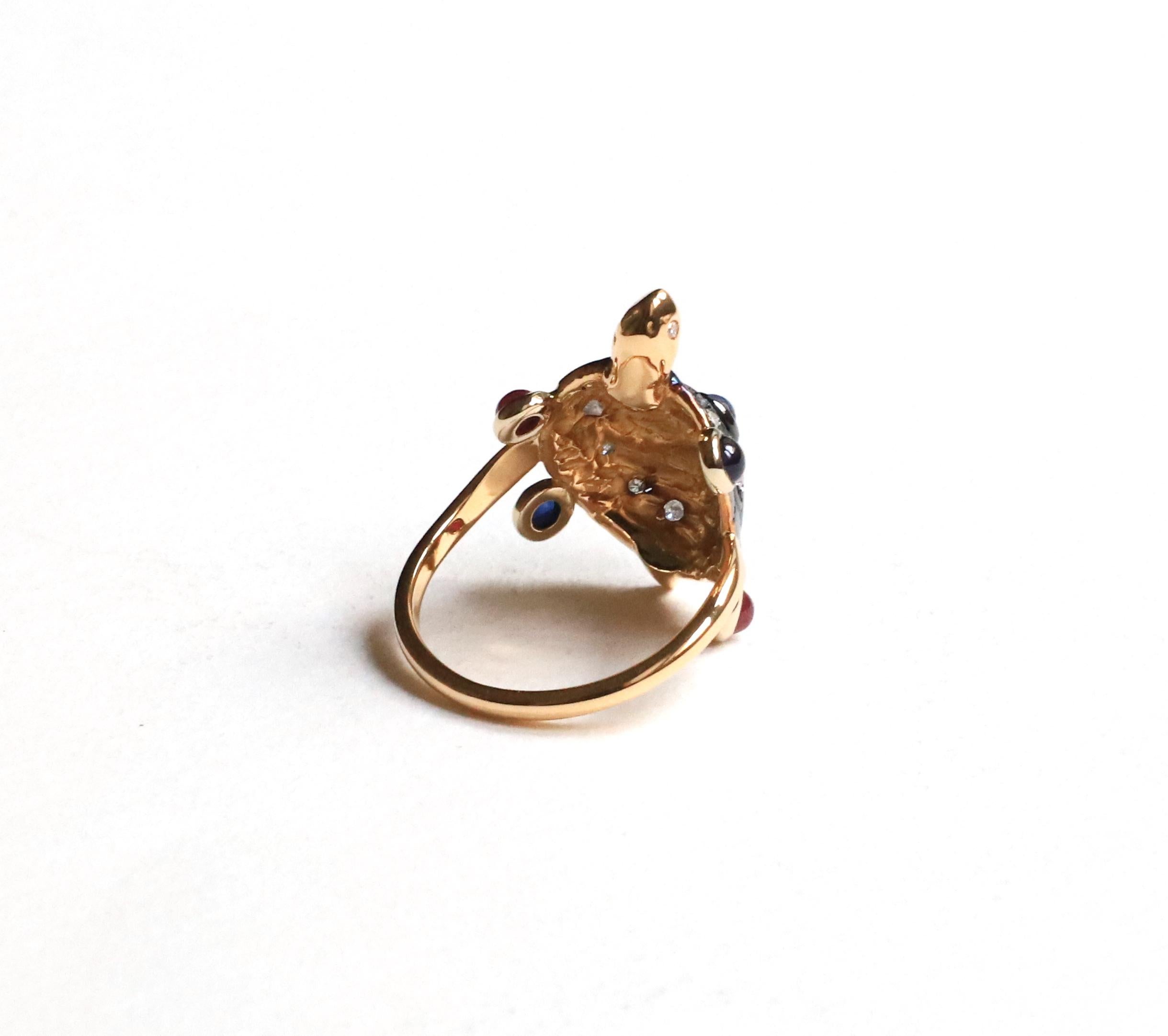 18 Karat Gold 0,60 Karat Saphire 0,35 Karat Rubin Schildkröte Cocktail Design Ring im Angebot 1