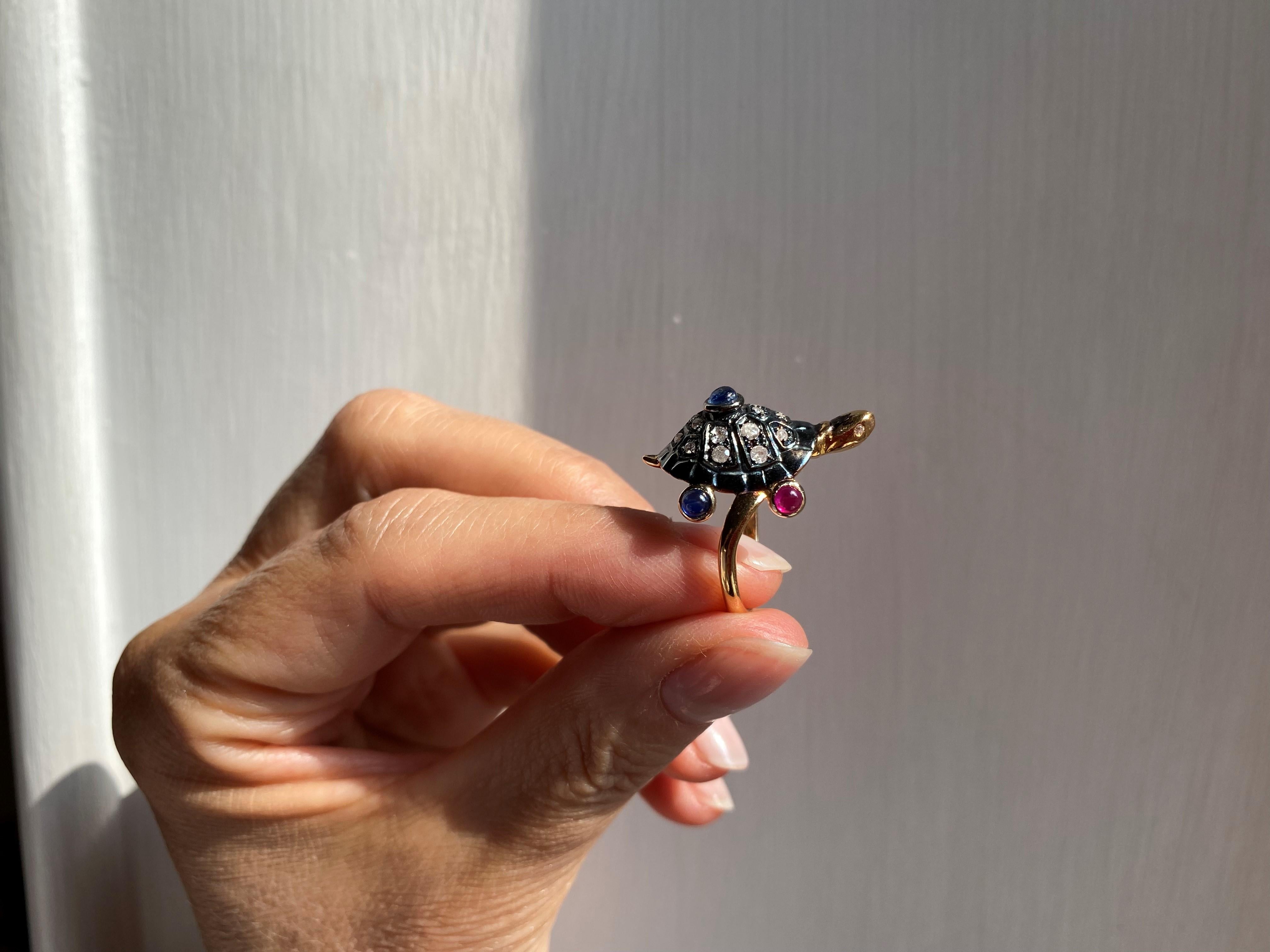 18 Karat Gold 0,60 Karat Saphire 0,35 Karat Rubin Schildkröte Cocktail Design Ring im Angebot 3