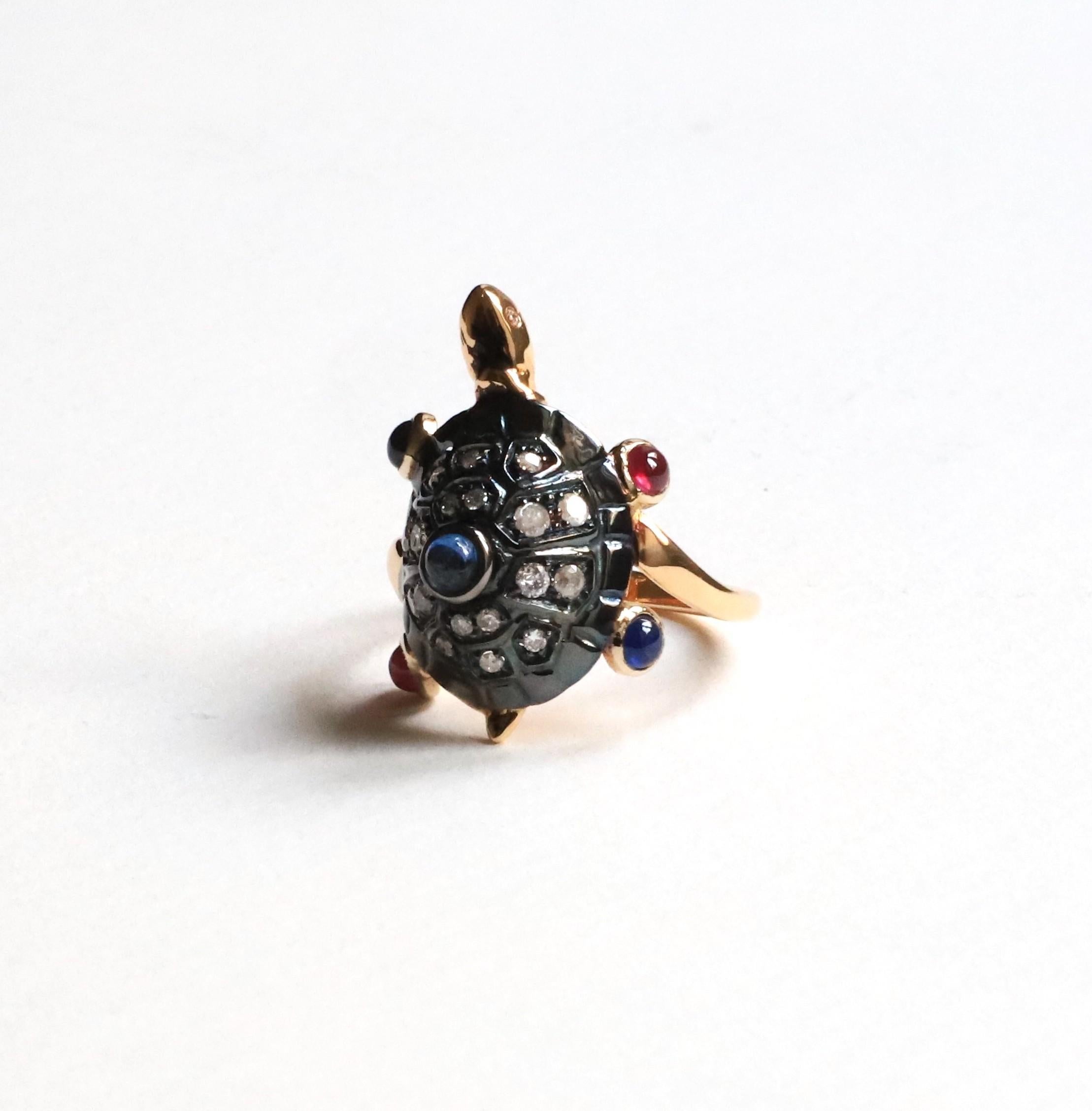 18 Karat Gold 0,60 Karat Saphire 0,35 Karat Rubin Schildkröte Cocktail Design Ring (Kunsthandwerker*in) im Angebot