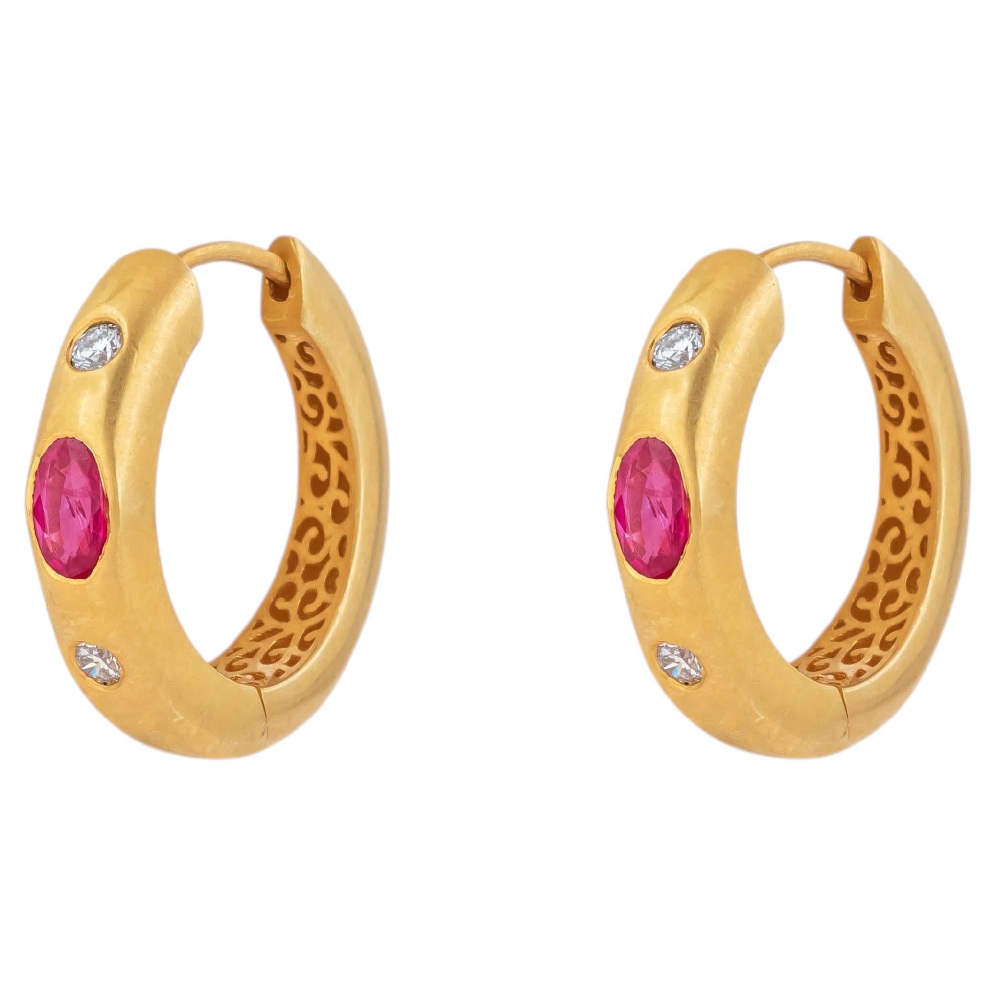 Pendientes de aro de oro de 18 quilates con diamantes y rubíes de 0,69 quilates