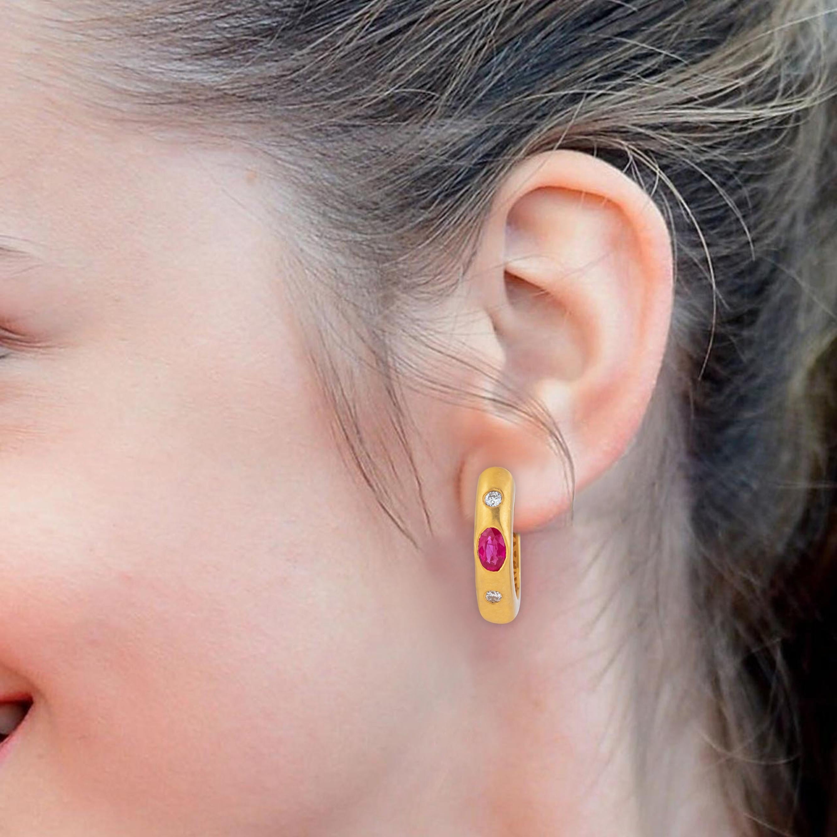 Contemporary 18 Karat Gold 0.69 Carat Diamond and Ruby Hoop Earrings For Sale