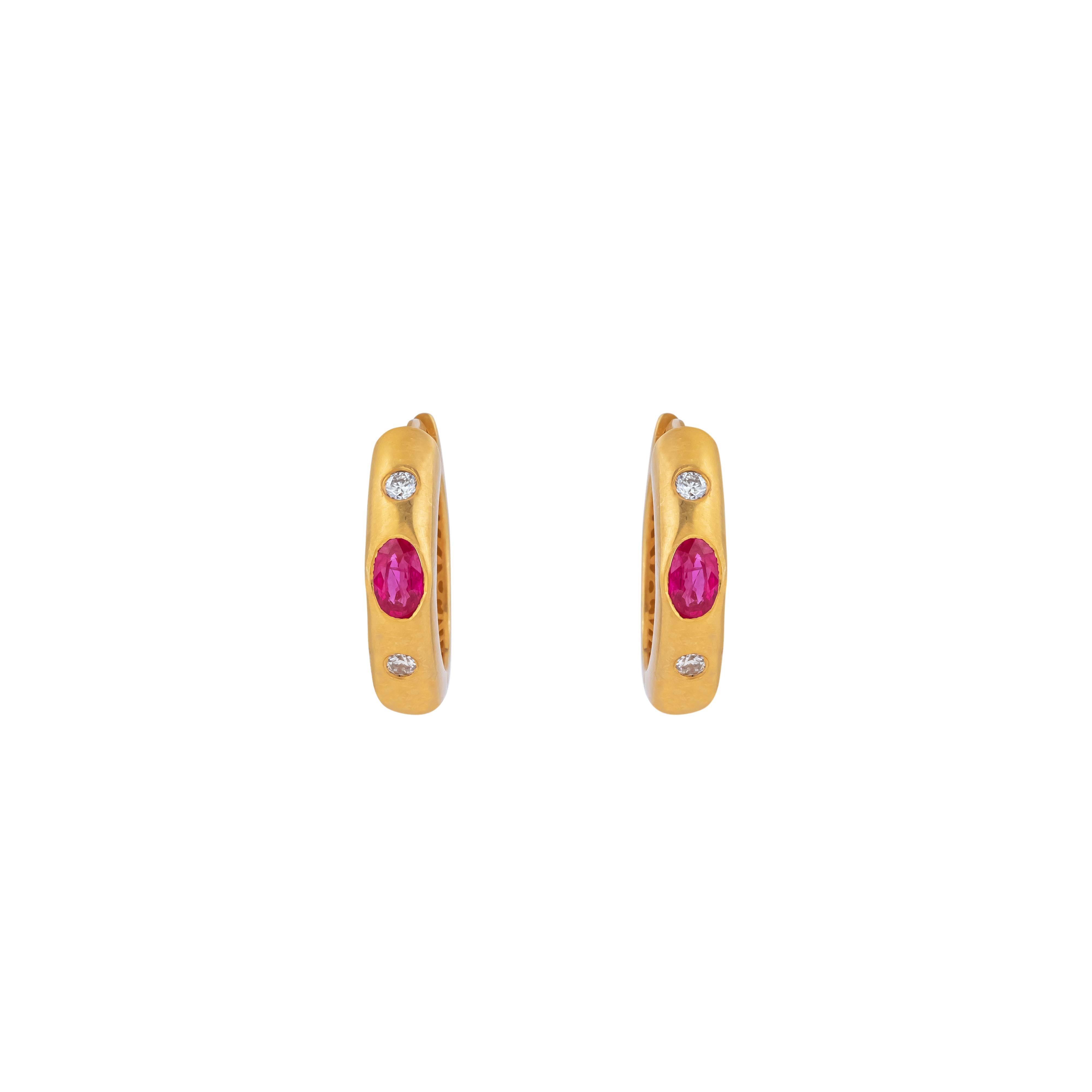 18 Karat Gold 0.69 Carat Diamond and Ruby Hoop Earrings In New Condition For Sale In Jaipur, IN