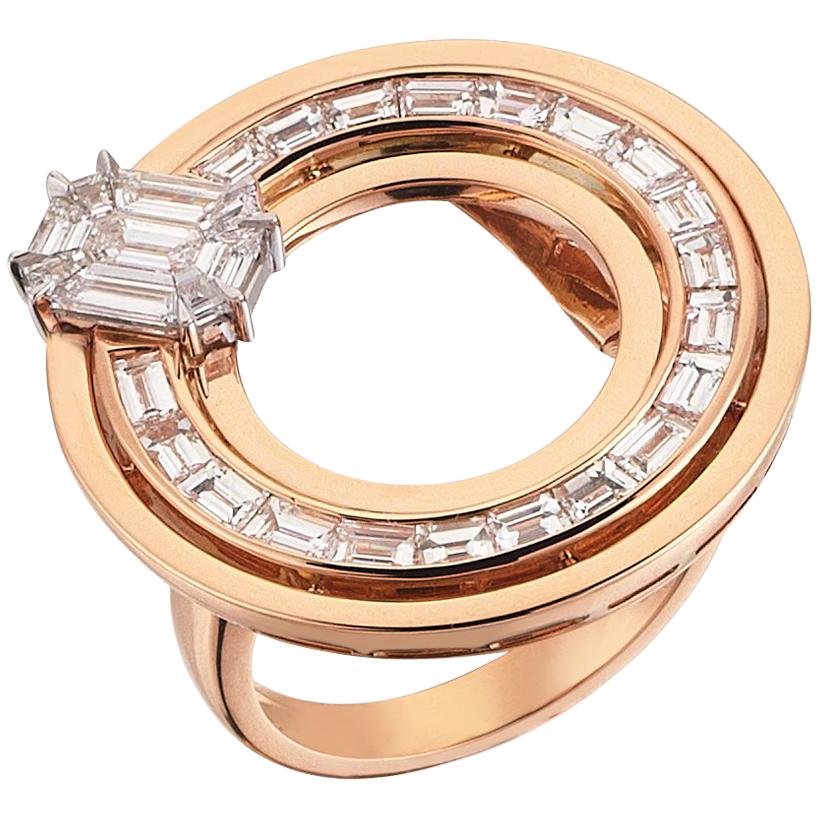 18 Karat Gold 0, 70 Ct. Pie Cut Diamond 1, 55 Ct. Baguette Diamond Cocktail Ring For Sale