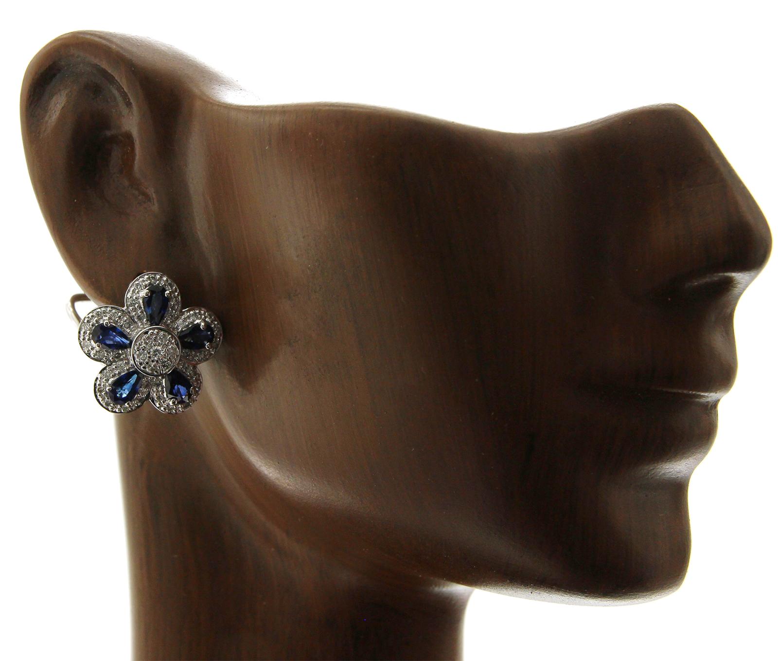 18 Karat Gold 0.75 Carat Diamonds and 2.66 Carat Blue Sapphire Flower Earrings In Excellent Condition For Sale In Los Angeles, CA