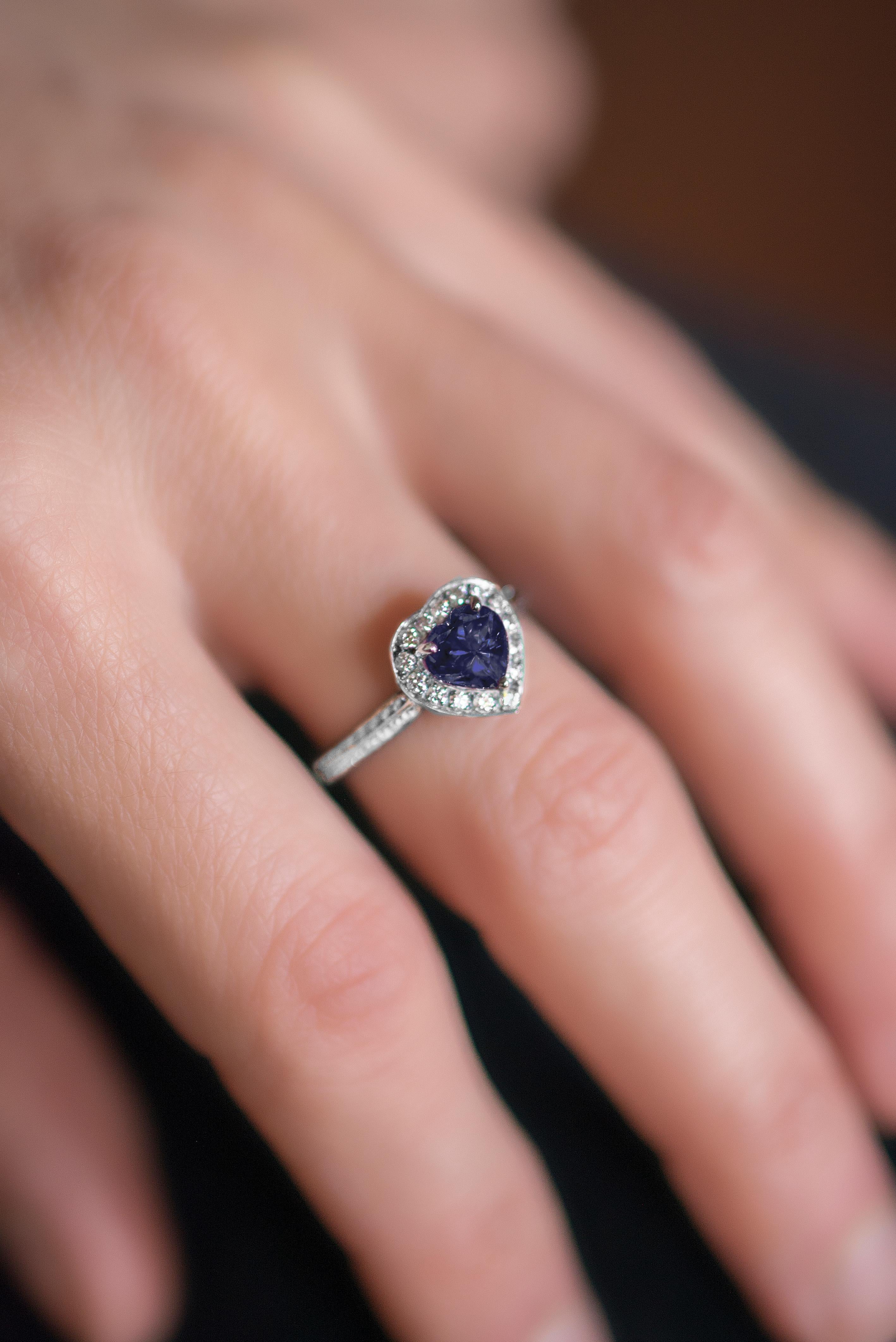 18 Karat Gold 0.78 Karat Tanzanite 0.50 Karat White Diamonds Love Ring In New Condition For Sale In Rome, IT