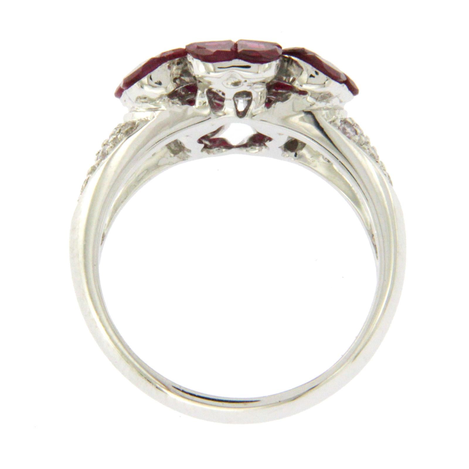 Bague tulipe en or 18 carats, diamants de 0,92 carat et rubis invisible de 11,58 carats en vente 3