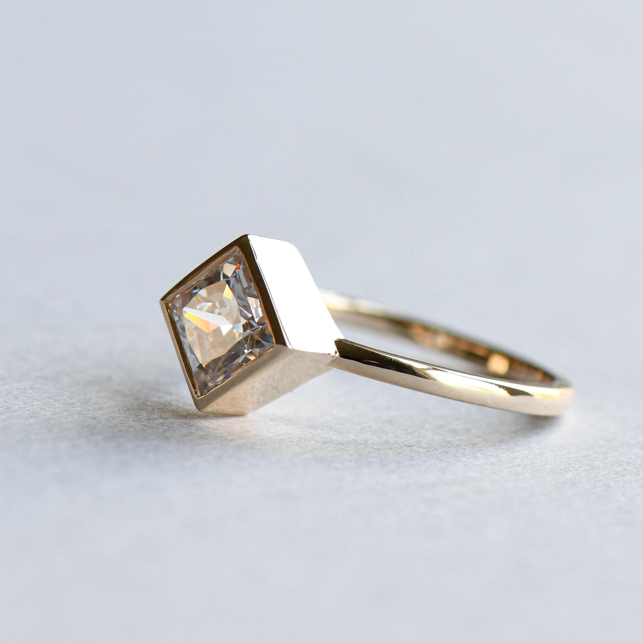 Moderne Bague en or 18 carats avec diamant taille princesse de 1 carat, certifié GIA SI2 J en vente