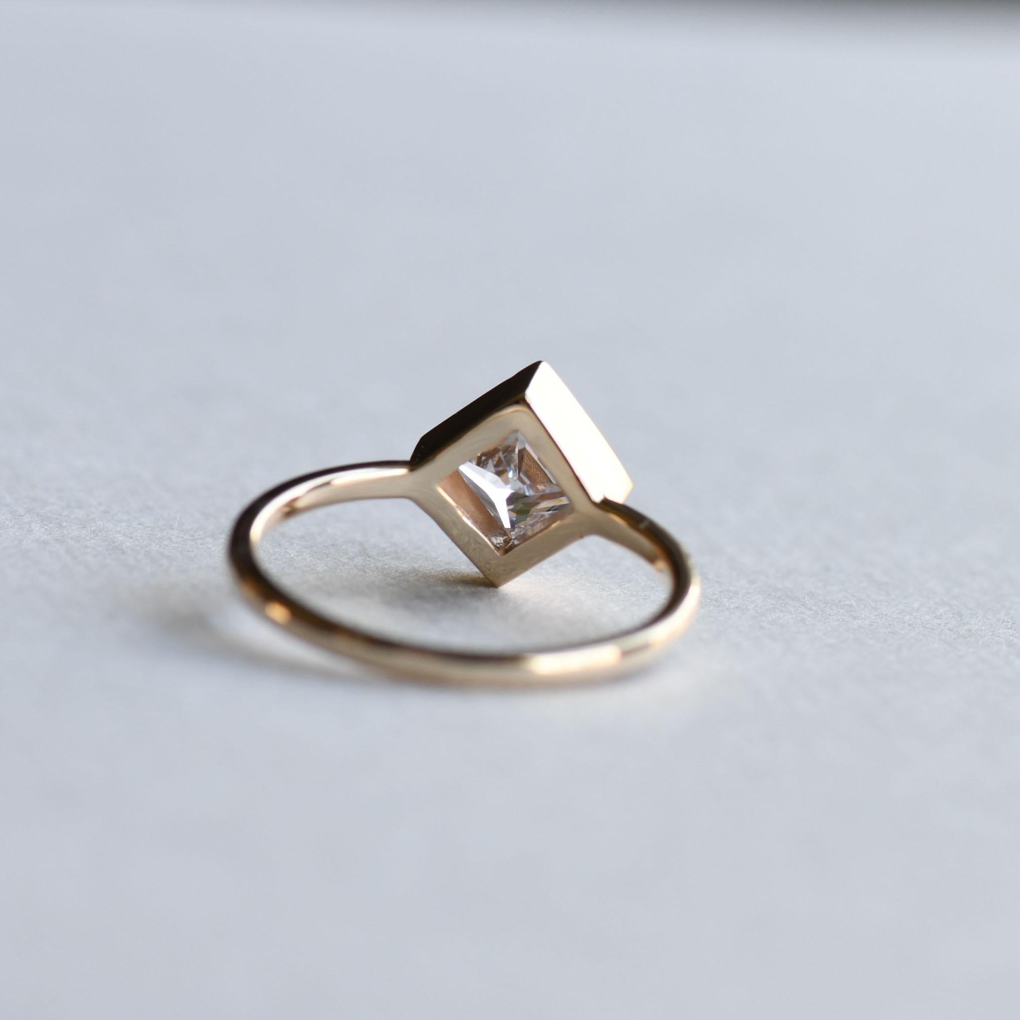 Bague en or 18 carats avec diamant taille princesse de 1 carat, certifié GIA SI2 J Neuf - En vente à Wallingford, CT