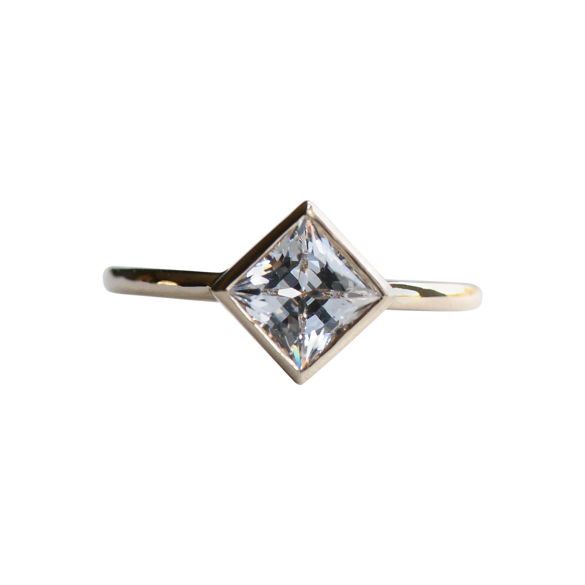 Bague en or 18 carats avec diamant taille princesse de 1 carat, certifié GIA SI2 J en vente