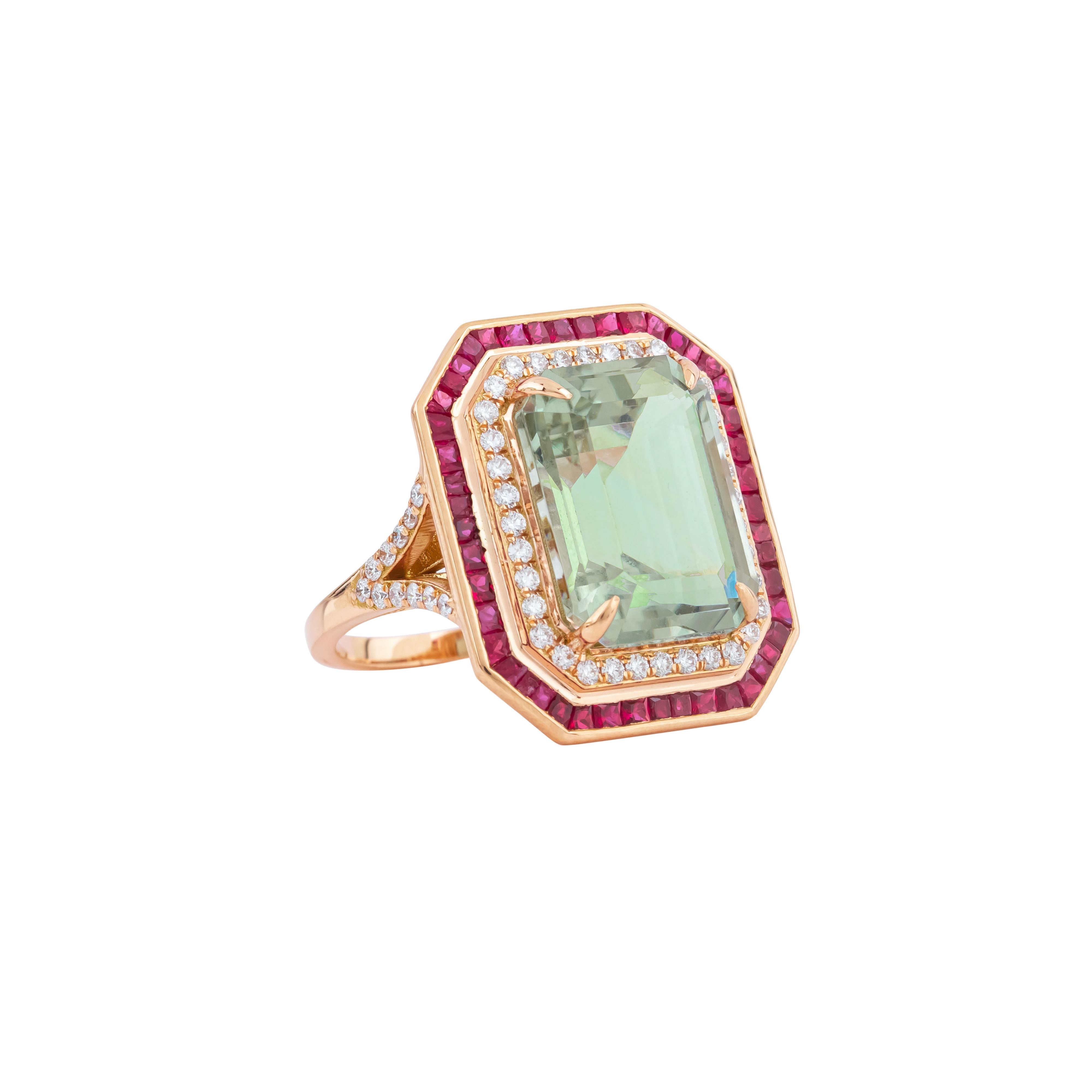 Escaparate de opulencia y diseño intrincado, el Anillo Solitario de Oro de 18 Kilates presenta un impresionante diamante de 10,04 quilates, amatista verde y rubí. La pieza central, un magnífico diamante, cautiva por su claridad y brillo