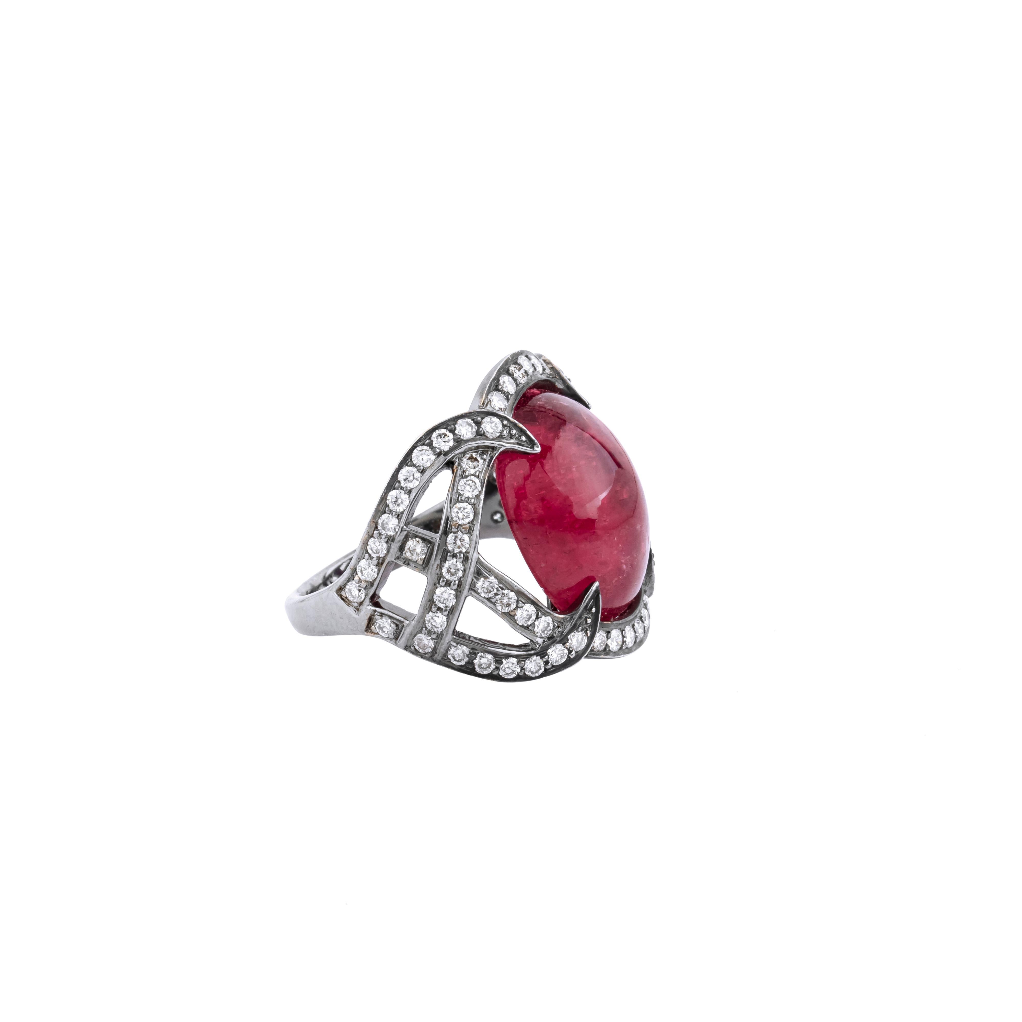 Une tourmaline époustouflante de 10,17 carats attire l'attention sur cette bague solitaire en or 18 carats. La taille et la brillance remarquables de la pierre précieuse sont rehaussées par une taille magistrale qui souligne sa profondeur et son