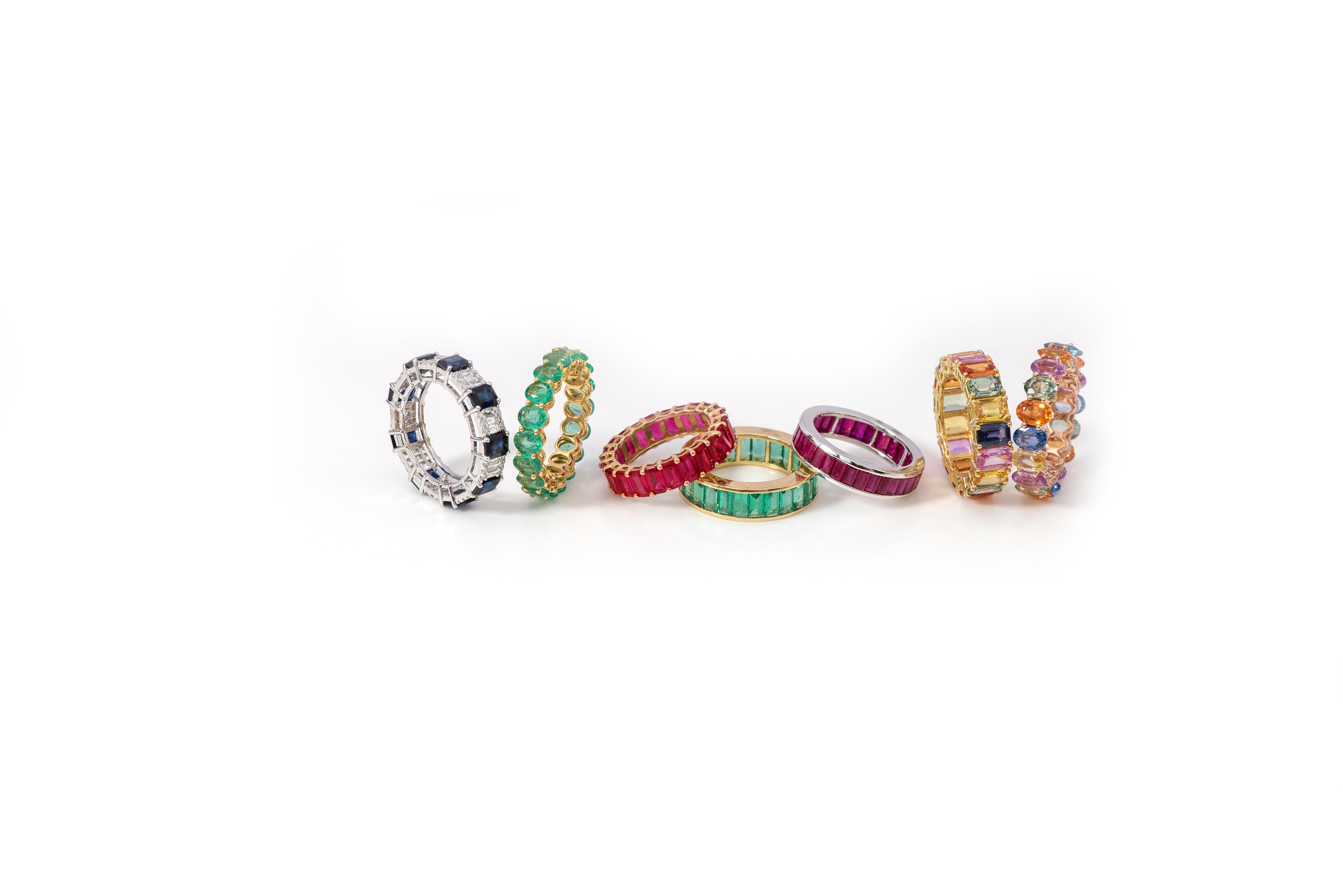 18 Karat Gold 10.47 Carat Oval-Cut Multi-Sapphire and Diamond Eternity Band Ring For Sale 5