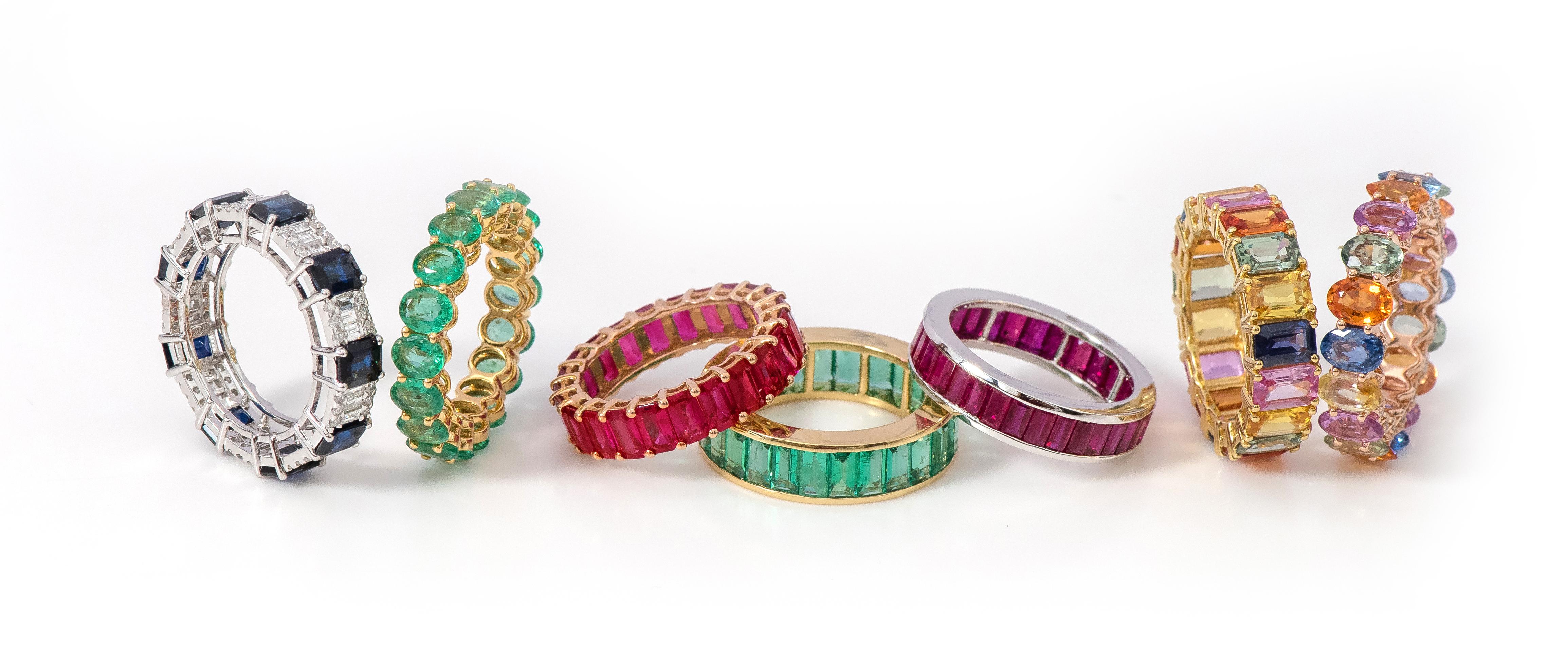18 Karat Gold 10.47 Carat Oval-Cut Multi-Sapphire and Diamond Eternity Band Ring For Sale 1