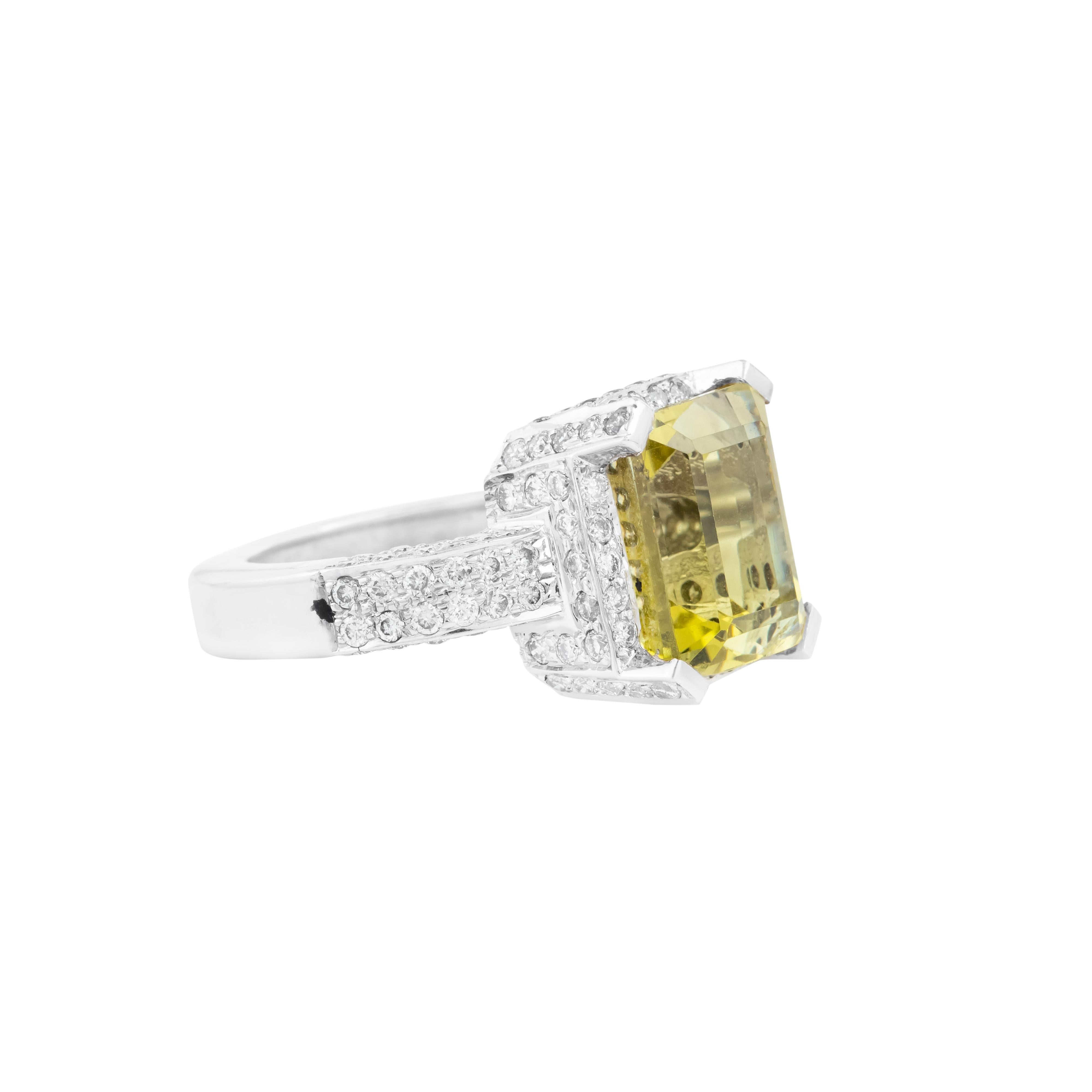Pièce maîtresse captivante de 10,6 carats, la topaze citron rayonne d'un éclat éblouissant dans cette bague de cocktail fabriquée par des experts. La taille de précision de la pierre précieuse amplifie sa clarté et sa luminosité naturelles, créant