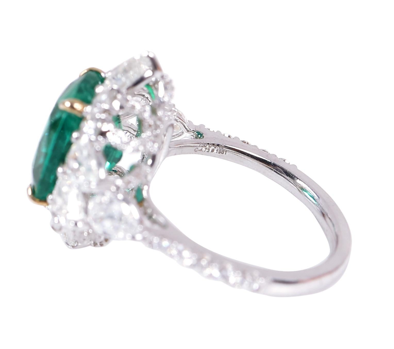 Contemporary 18 Karat Gold 10.60 Carat Natural Emerald and Solitaire Diamond Cocktail Ring For Sale