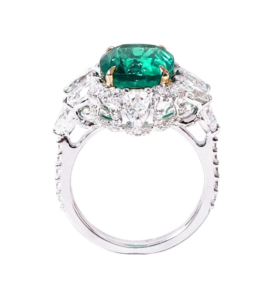 Cushion Cut 18 Karat Gold 10.60 Carat Natural Emerald and Solitaire Diamond Cocktail Ring For Sale