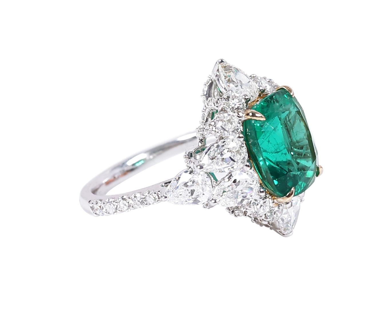 18 Karat Gold 10.60 Carat Natural Emerald and Solitaire Diamond Cocktail Ring In New Condition For Sale In Jaipur, IN