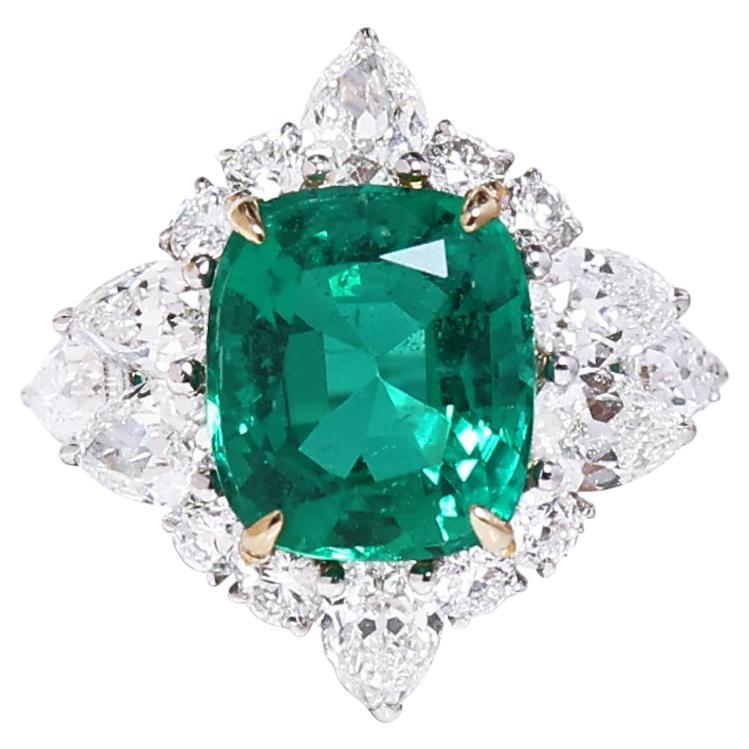 18 Karat Gold 10.60 Carat Natural Emerald and Solitaire Diamond Cocktail Ring For Sale